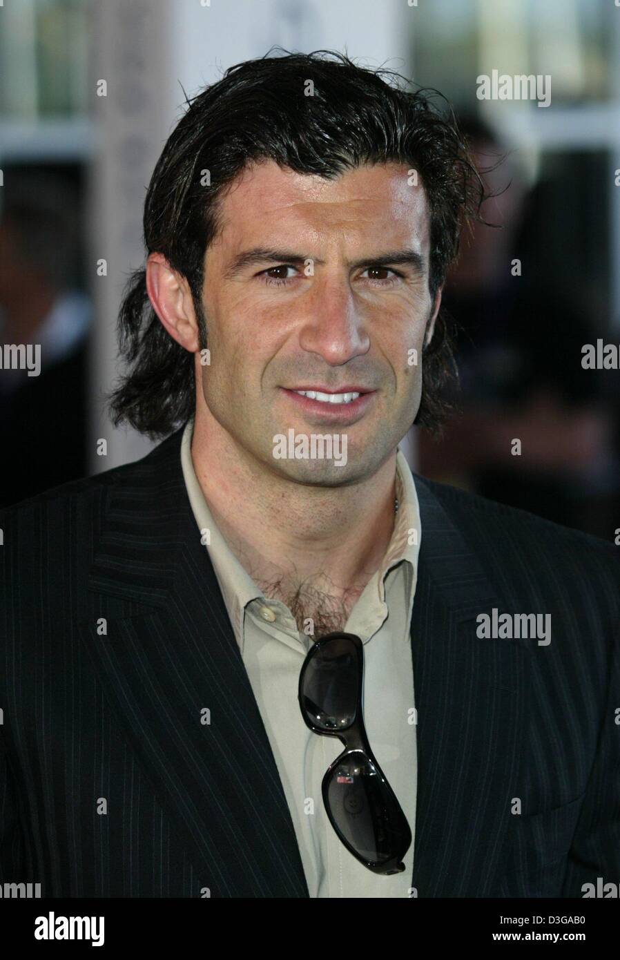 (Afp) - star du football portugais Luis Figo qui joue pour l'espagnol Real Madrid arrive à la Laureus Sports Awards à Estoril, Portugal, 10 mai 2004. Banque D'Images