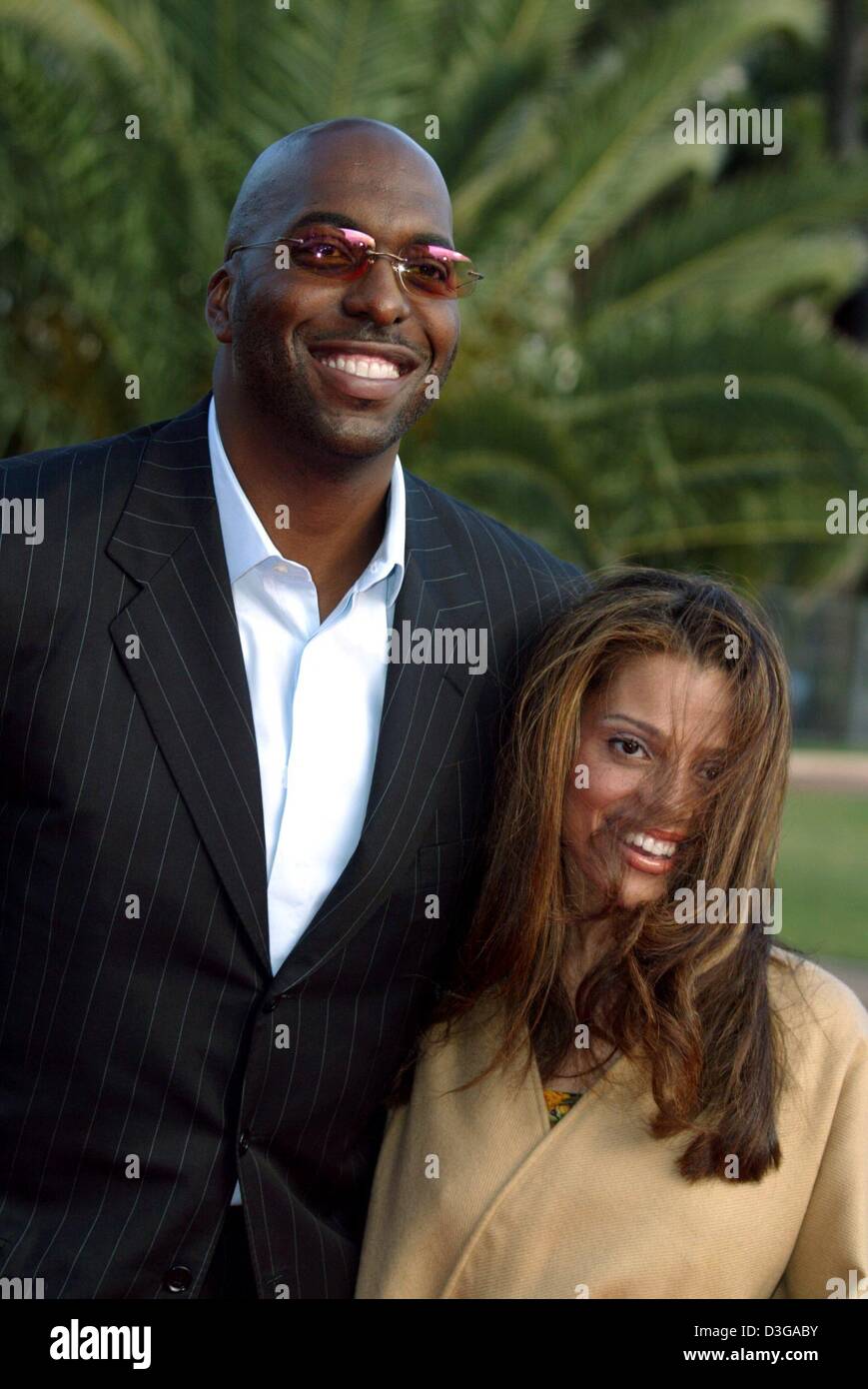 (Dpa) - US basket-ball pro John Sally (L) sourire alors qu'il pose avec sa femme à leur arrivée à la Laureus Sport for Good Foundation Le dîner à Estoril, Portugal, le 9 mai 2004. Laureus World Sports Awards 2004 sera décerné le 10 mai 2004. Banque D'Images