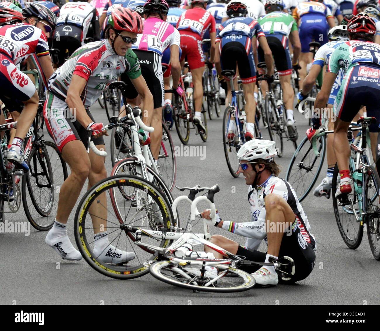 Afp) - le cycliste italien Mario Cipollini (R) de l'équipe Domina Vacanze  tente de se relever après avoir perdu avec le français Guillaume Auger (L)  au cours de la première étape du