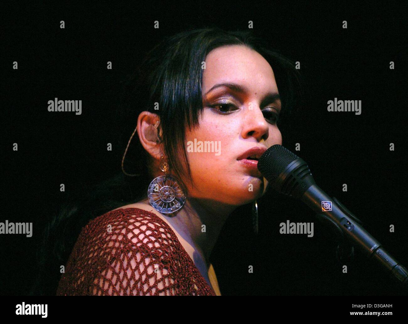 (Afp) - le chanteur et compositeur Norah Jones effectue au cours de sa première tournée européenne à l'Alte Oper (concert et lieu de la conférence) à Francfort-sur-Main, Allemagne, 30 avril 2004. Jones ont interprété des chansons de son deuxième album 'comme chez soi'. Banque D'Images