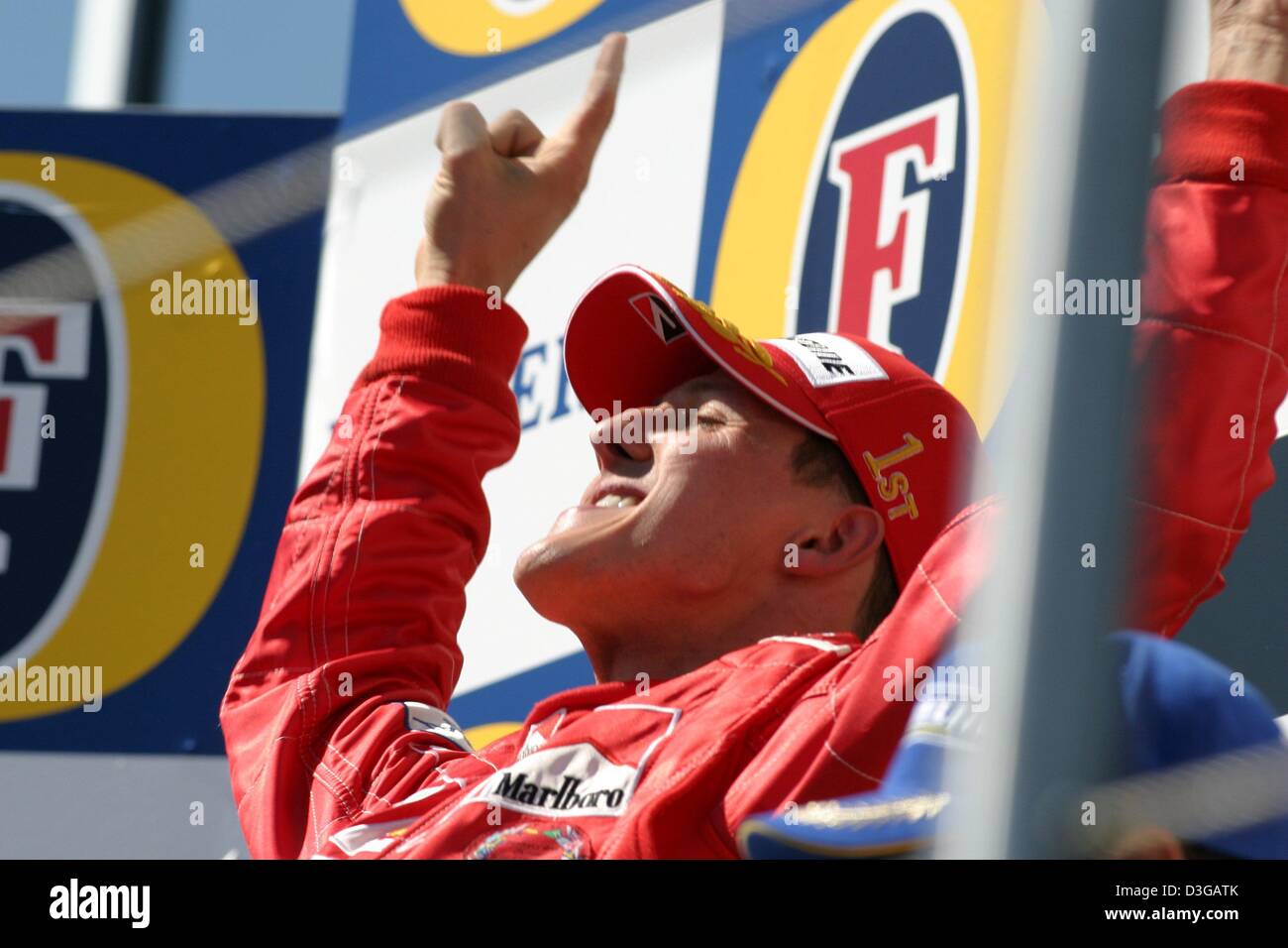 (Afp) - L'équipe de Michael Schumacher (Ferrari) célèbre sur le podium après avoir remporté le 2004 Grand Prix de San Marin à Imola, Italie, 25 avril 2004. Banque D'Images