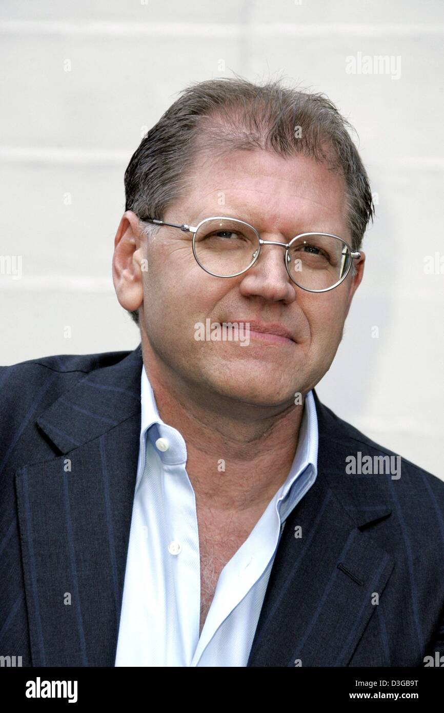 (Afp) - réalisateur Robert Zemeckis sourire alors qu'il se tient à côté de son étoile sur le Walk of Fame à Hollywood, USA, 6 novembre 2004. Banque D'Images