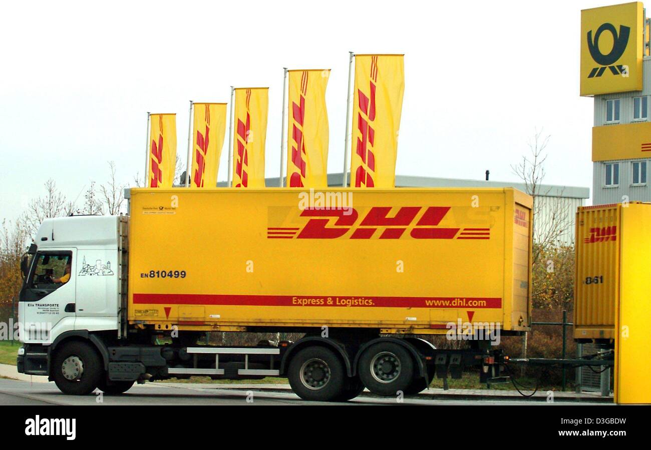 (Afp) - Un camion DHL DHL passe un bâtiment près de la Mitteldeutscher Flughafen (Aéroport) central allemand Halle/Leipzig en Schkeuditz, Allemagne, le 8 novembre 2004. La compagnie de fret aérien DHL Worldwide Express - détenu par Deutsche Post AG - a dit le mardi 9 novembre 2004, il allait de son hub européen de Bruxelles à l'est de la ville allemande de Leipzig. L'entreprise ouvrira je Banque D'Images