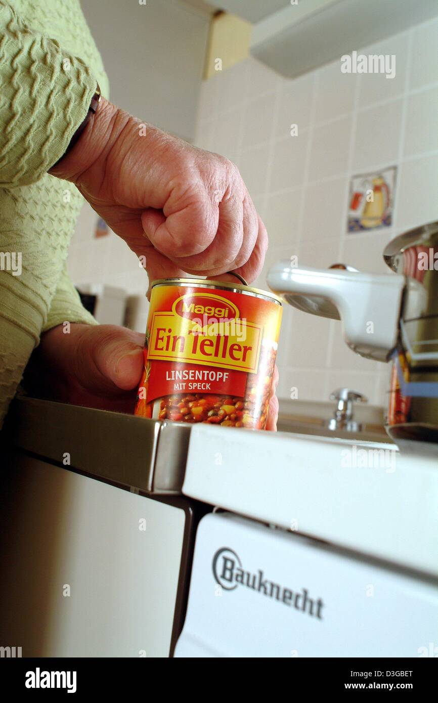 (Afp) - une femme plus âgée s'ouvre une boîte de soupe de lentilles à Francfort, Allemagne, 19 octobre 2004. Banque D'Images