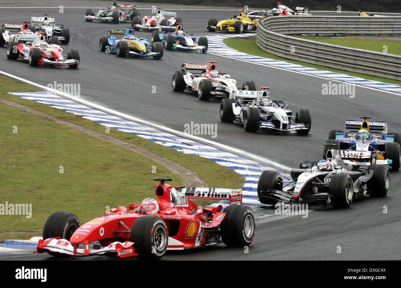 (Afp) - pilote de Formule 1 brésilien Rubens Barrichello (avant) de Ferrari mène le pack au début de la Formule Un Grand Prix du Brésil à Interlagos le circuit dans Sao Paulo, Brésil, 24 octobre 2004. Banque D'Images