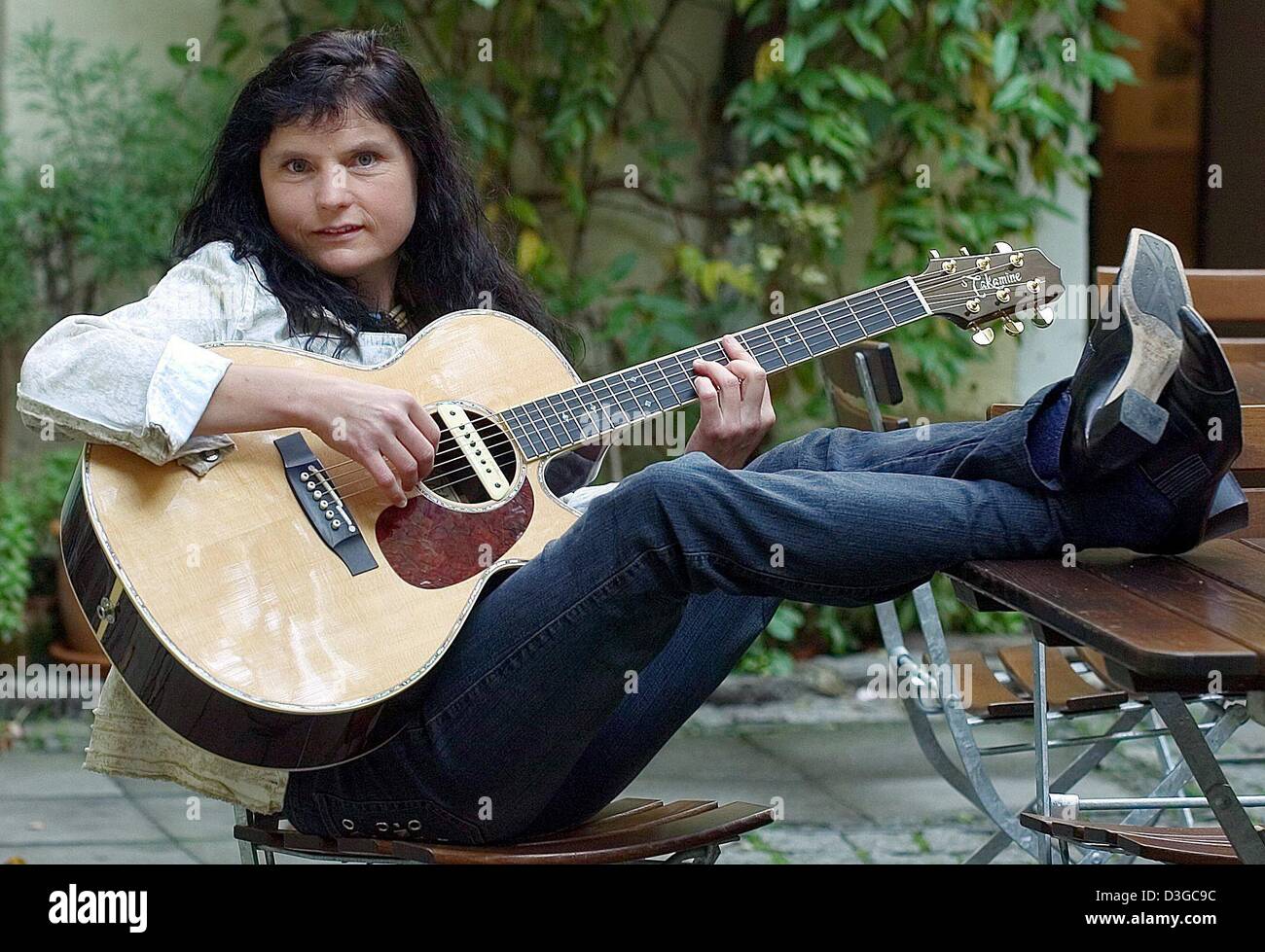 Afp) - Barbara clair joue de la guitare assis sur une chaise à Passau,  Allemagne, le 8 octobre 2004. L'inconnu l'auteur-compositeur est le premier  artiste jamais d'engager elle-même l'Olympia hall à Munich -