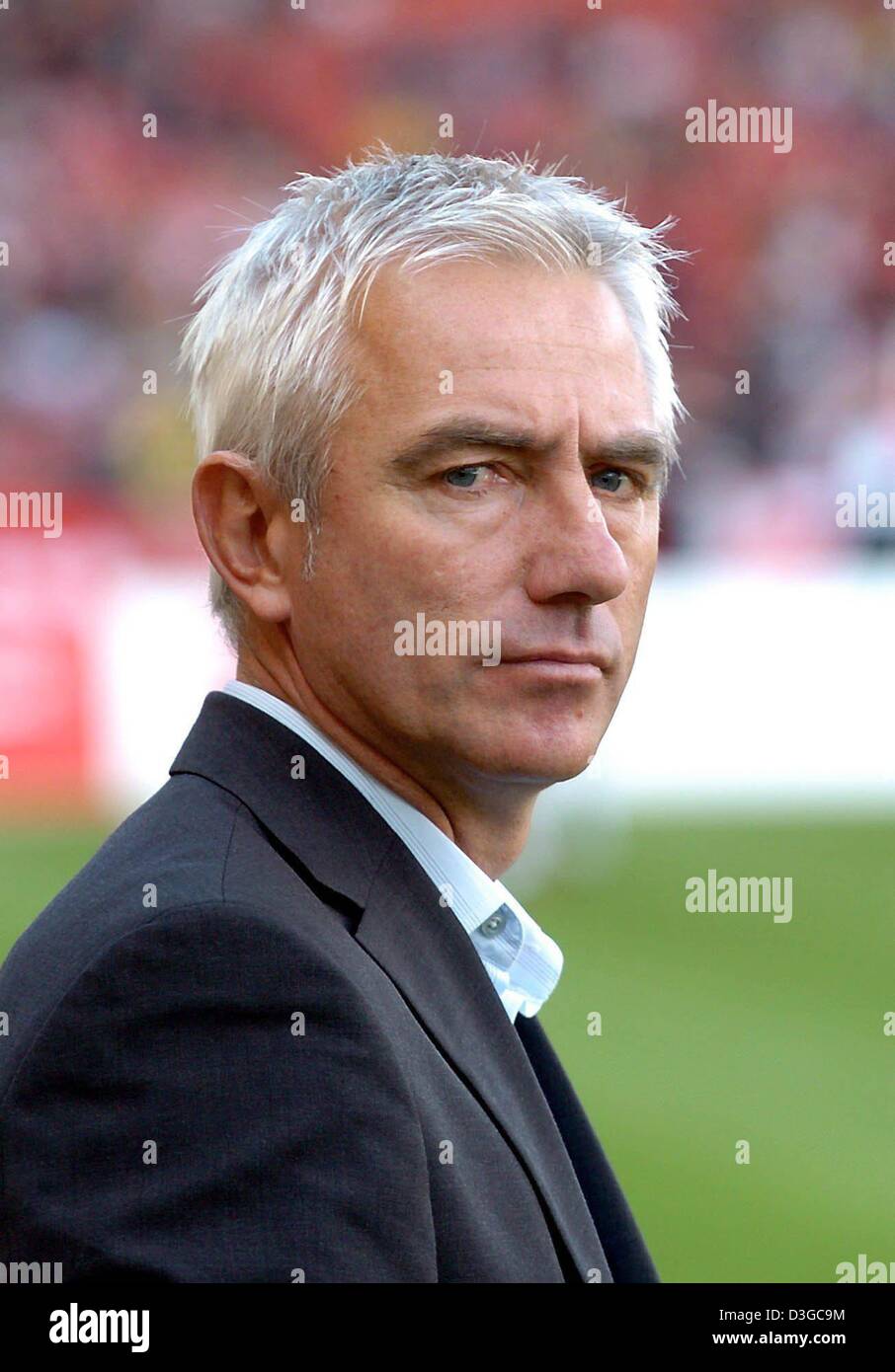 (Afp) - La né-entraîneur de Bundesliga side Borussia Dortmund, Bert Van Marwijk, fait un visage sérieux en marge d'un match de championnat à Stuttgart, Allemagne, 16 octobre 2004. Depuis Van Marwijk a pris en charge les fonctions d'entraîneur chef à l'insécurité financière, le club de Dortmund a enregistré une seule victoire en huit matches de championnat. Banque D'Images