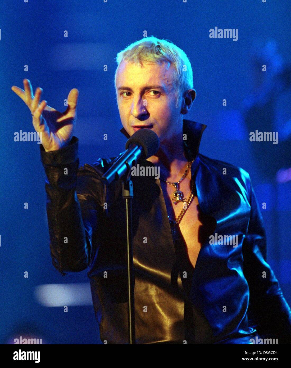 Afp) - La chanteuse de musique pop britannique Marc Almond effectue pendant  le programme de la ronde préliminaire du Grand Prix d'Eurovision' à  Hanovre, Allemagne, le 2 mars 2001. L'amande, l'ancien chanteur