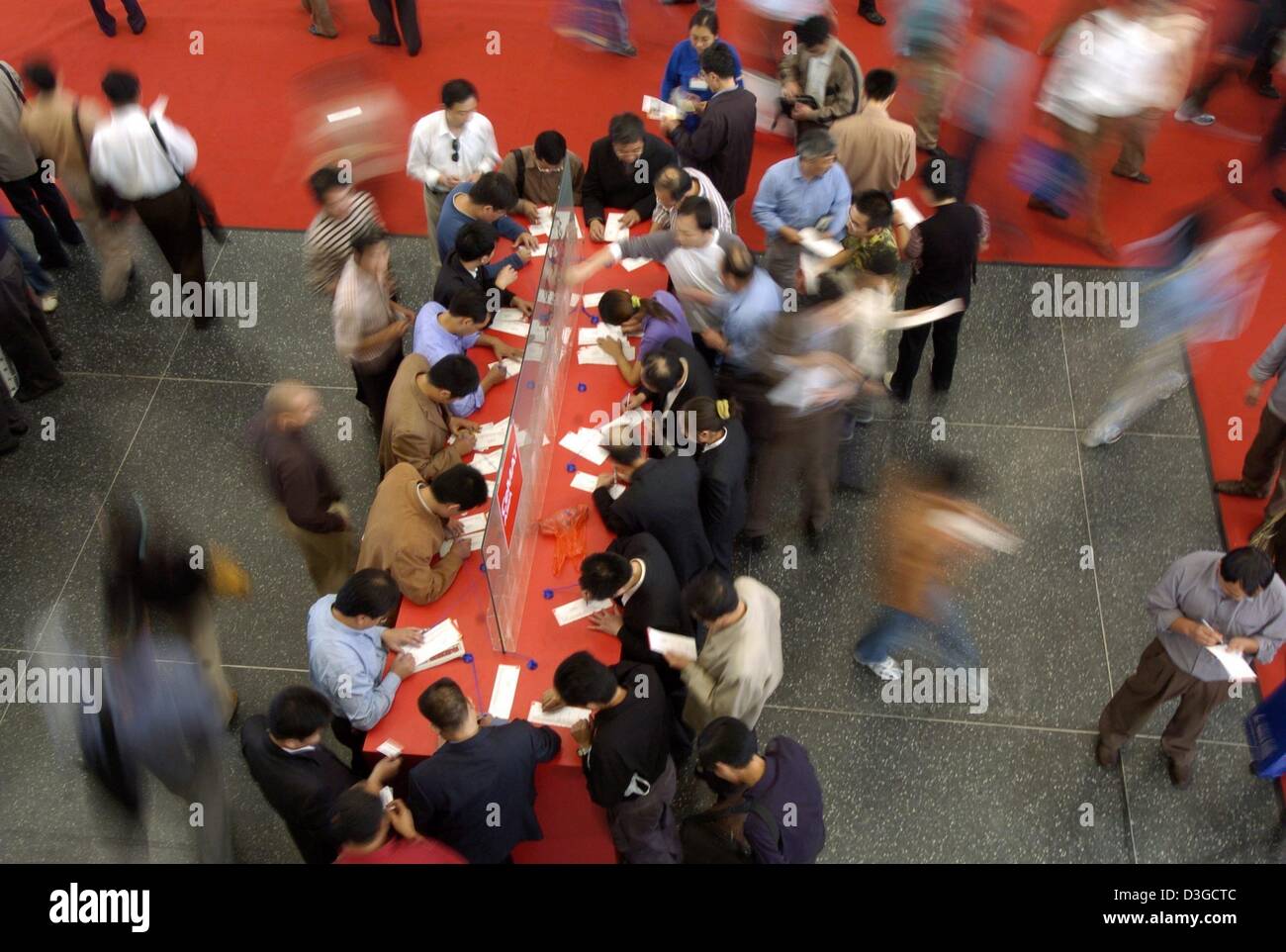 (Afp) - Les visiteurs s'enregistrent eux-mêmes à la nouvelle 'Shanghai New International Expo Center (SNIEC) à Shanghai, Chine, 12 octobre 2004. La Deutsche Messe AG (groupe allemand salon) organise cinq foires du spectre de la foire de Hanovre en Allemagne entre 12 et 15 octobre 2004. Le plus grand salon sera l 'PTC Asia', une foire pour la transmission de puissance et de contrôle. L'o Banque D'Images