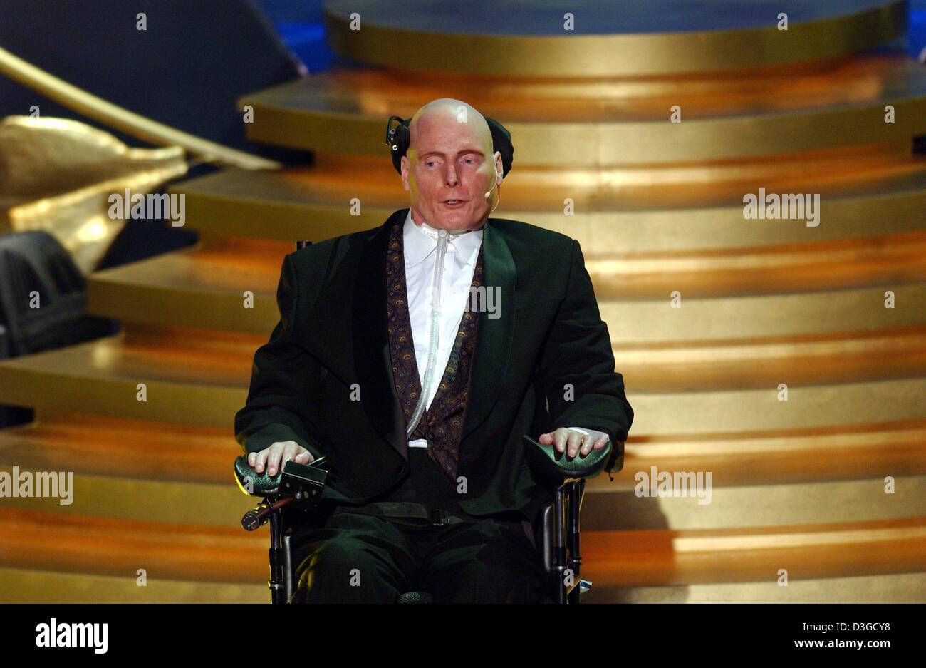 (Afp) - L'acteur américain Christopher Reeve parle durant la cérémonie de remise des Prix du monde à Hambourg, Allemagne, 22 octobre 2003. Christopher Reeve, l'acteur qui a catapulté à la renommée internationale comme les héros de bande dessinée Superman avant qu'un accident a fait de lui un des paraplégiques qui ont combattu à devenir un porte-parole de renommée mondiale pour les handicapés, est mort d'une crise cardiaque à New York, USA Banque D'Images