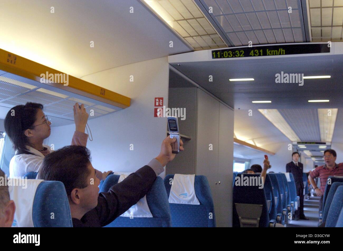 (Afp) - Les voyageurs de prendre des photos de l'écran qui indique la vitesse de 431 kmph dans le maglev train à grande vitesse appelée '' Transrapid à Shanghai, Chine, le 11 octobre 2004. Le maglev, construit et conçu par l'ingénieur allemand ThyssenKrupp et Siemens géants, liens la métropole tentaculaire de Shanghai à son aéroport international, et à une vitesse de plus de 400 km par heure, c'est terminé Banque D'Images
