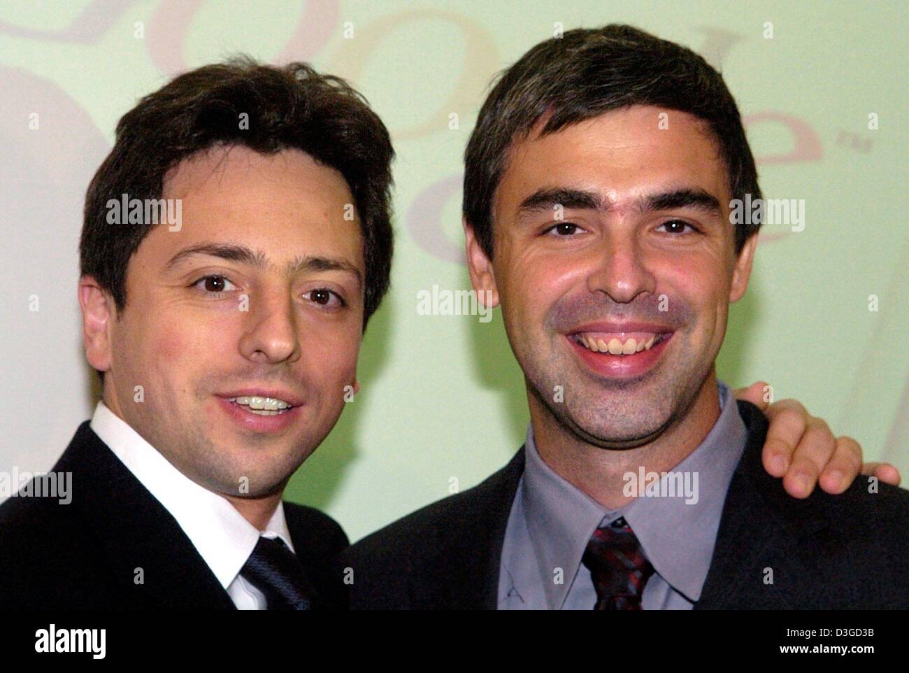 (Afp) - Larry Page (L-R) et Sergey Brin, fondateurs de l'internet Moteur de recherche 'Google', de présenter leur nouveau produit "Google Print" à la Foire du livre de Francfort, Allemagne, 7 octobre 2004. Avec ce programme livre complet textes sont censés être disponibles pour la recherche par le biais de 'Google'. Banque D'Images