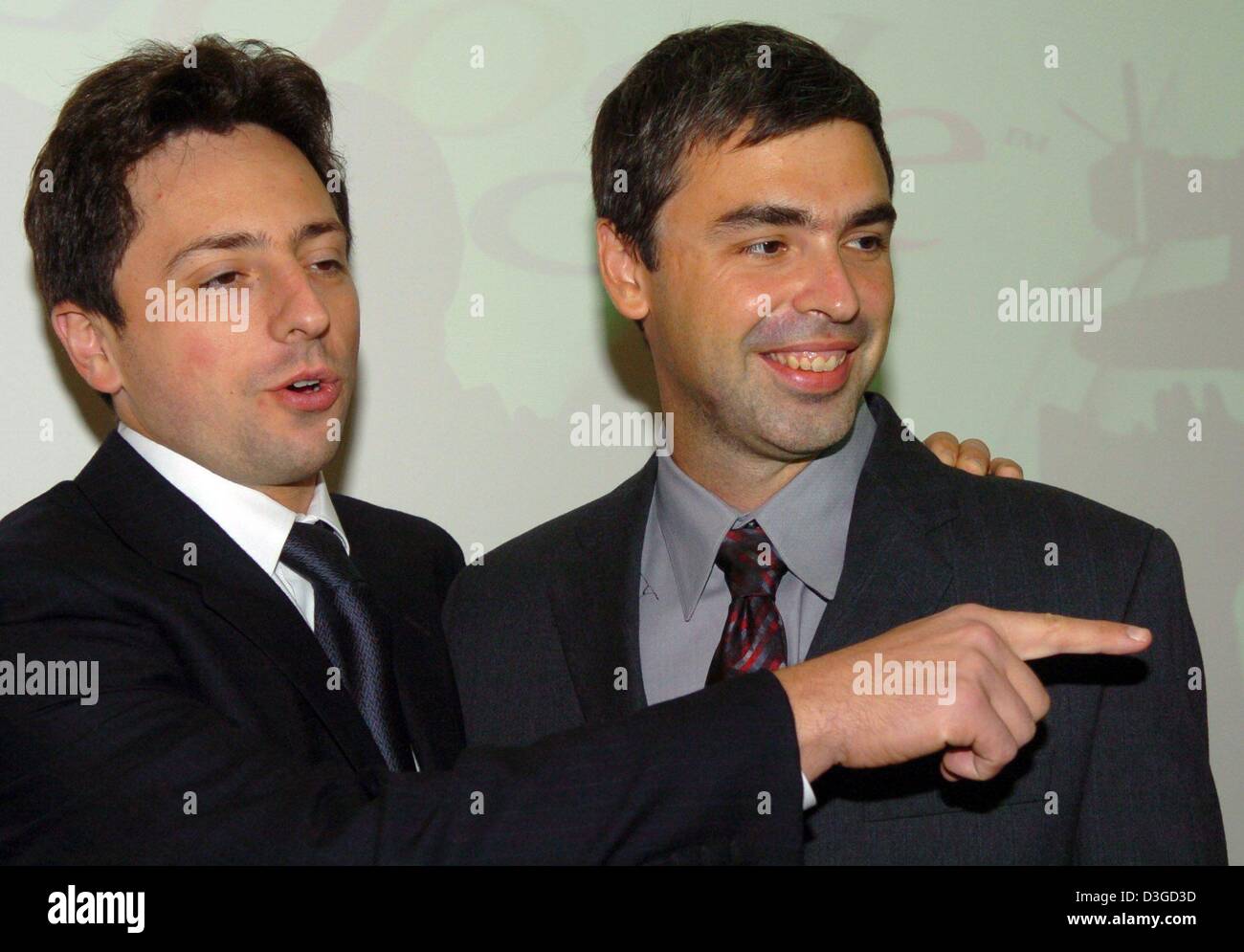 (Afp) - Larry Page (L-R) et Sergey Brin, fondateurs de l'internet Moteur de recherche 'Google', de présenter leur nouveau produit "Google Print" à la Foire du livre de Francfort, Allemagne, 7 octobre 2004. Avec ce programme livre complet textes sont censés être disponibles pour la recherche par le biais de 'Google'. Banque D'Images