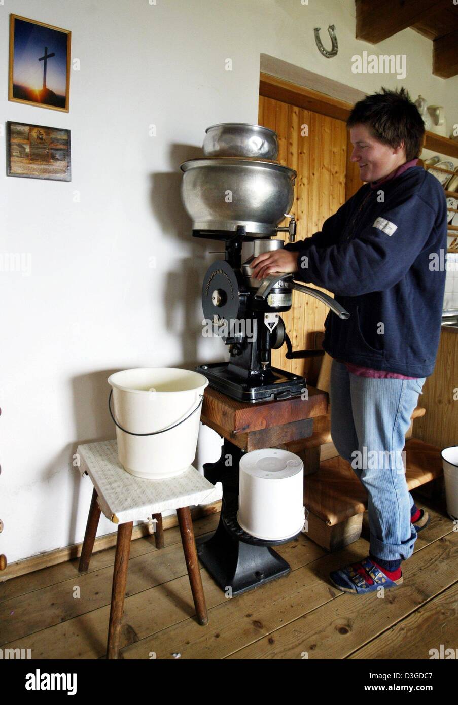 Dairymaid Lisa Schlagbauer dans sa maison à l'Rampoldalm en Bavière, Allemagne, le 15 juillet 2004. Banque D'Images