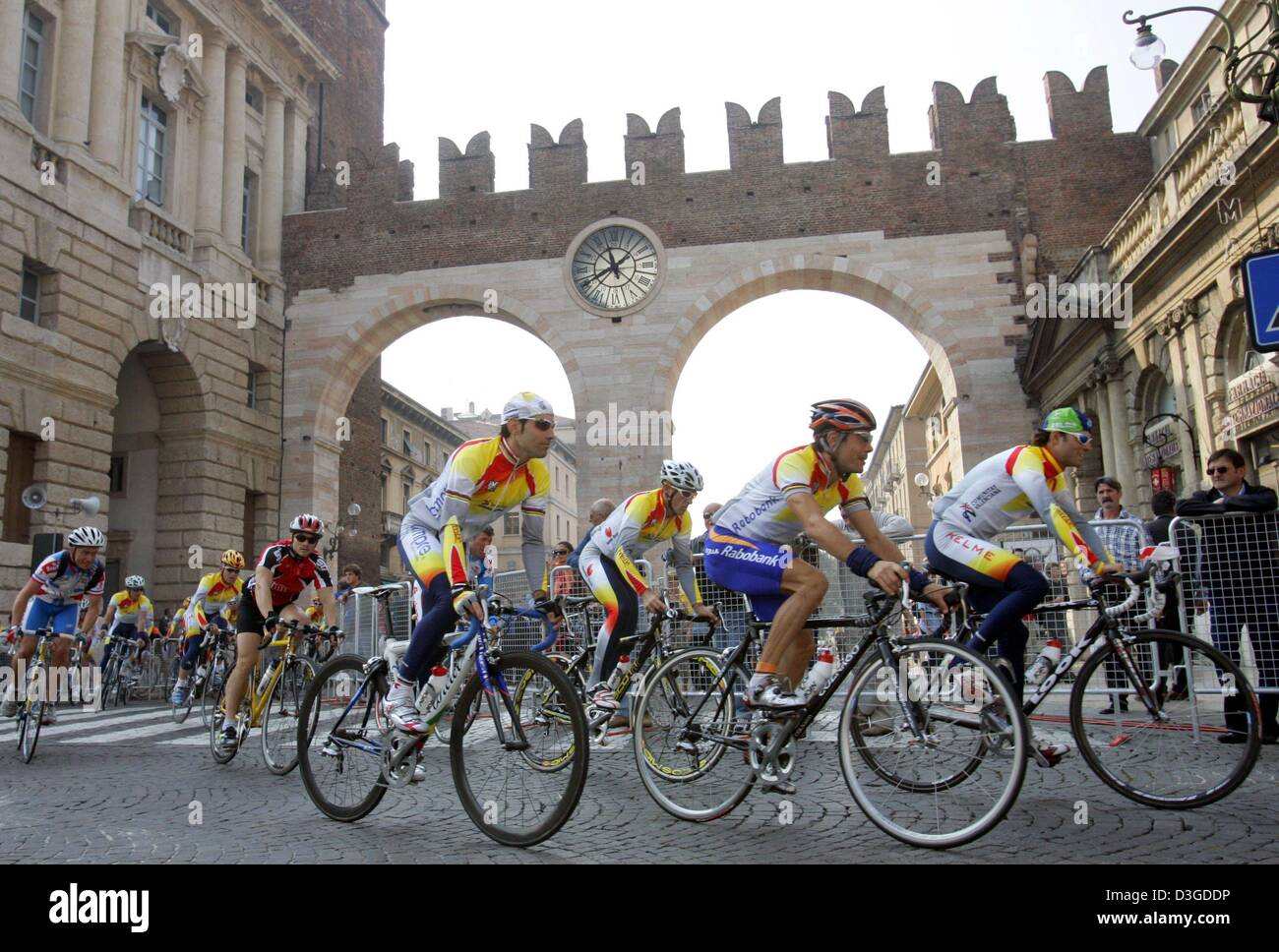 (Afp) - les cyclistes espagnol Alejandro Valverde, Oscar Freire, Martin Perdiguero et Igor Astarloa (R-L) de passer au travers d'un passage historique pratique pendant au centre-ville de Vérone, Italie, 30 septembre 2004. Les 265,5 km de long men's course sur route aux championnats du monde de cyclisme du aura lieu le dimanche 3 octobre 2004 à Vérone. Ce sera la dernière compétition des championnats. Banque D'Images