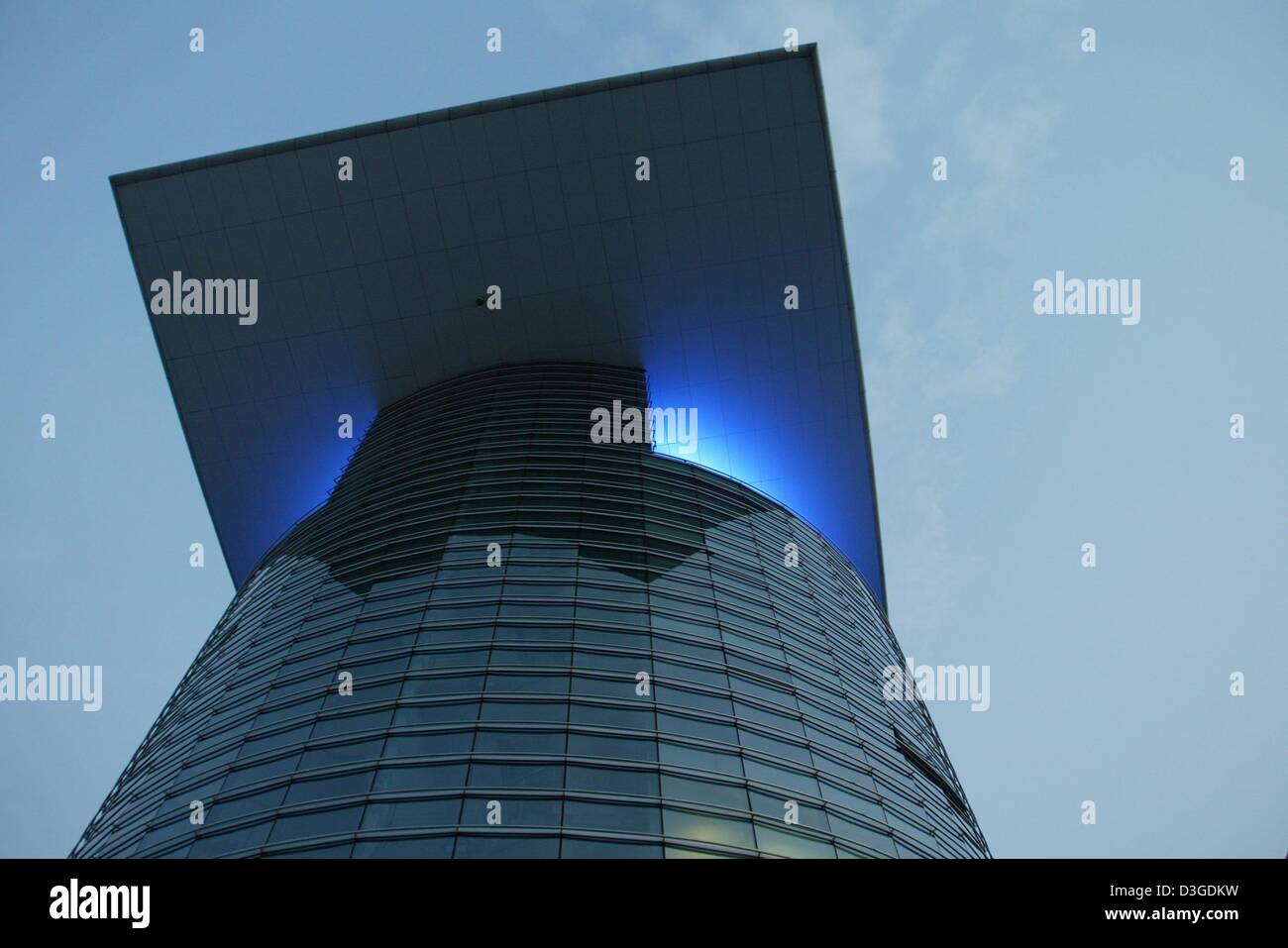 (Afp) - Une vue de la tour à les tribunes du nouveau Circuit International de Shanghai à Shanghai, Chine, le 24 septembre 2004. Le Grand Prix de Chine, la toute première course de Formule 1 sur le sol chinois, a eu lieu le dimanche, 26 septembre 2004. Banque D'Images