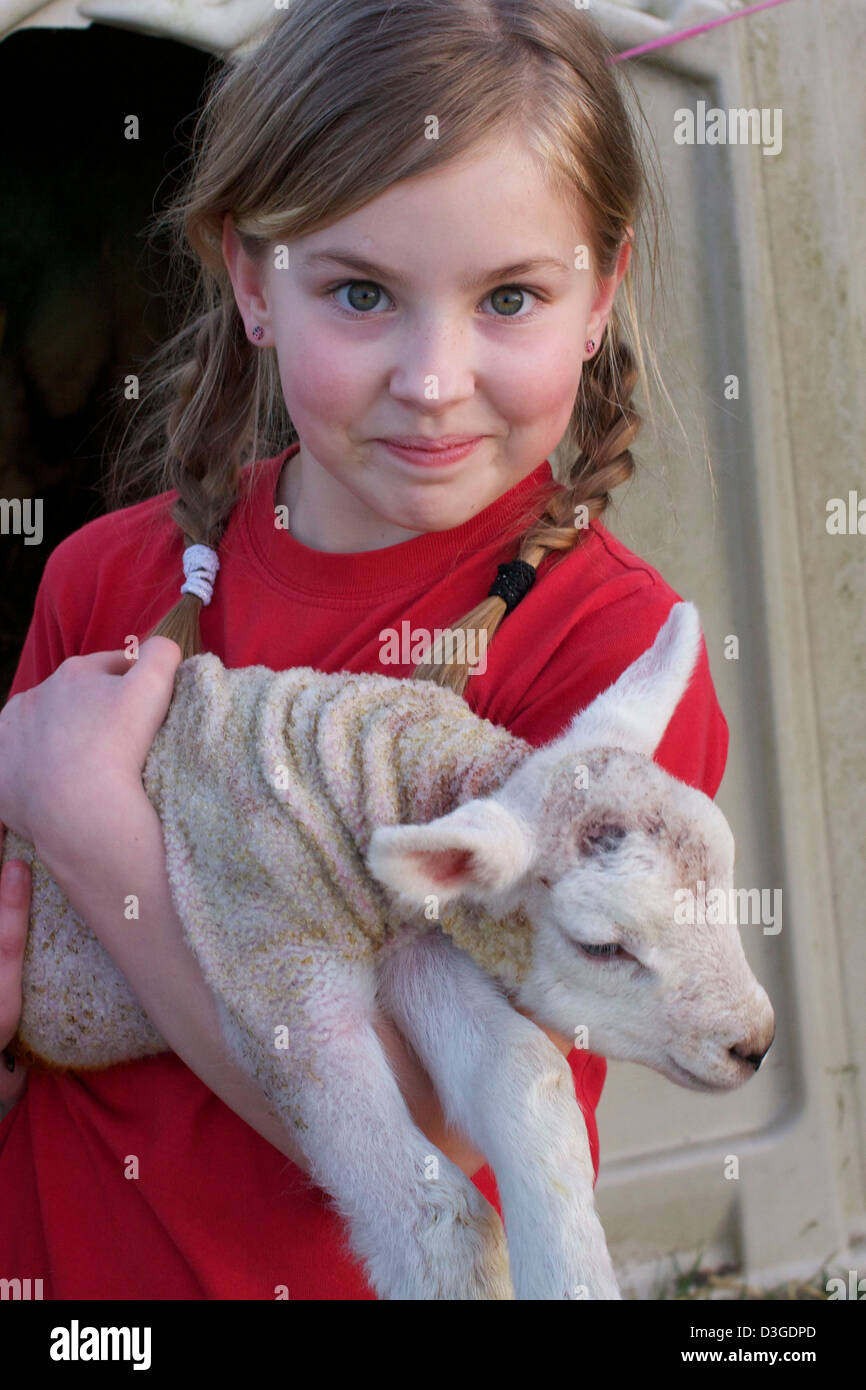Portrait d'une jeune fille avec son animal de l'agneau. Banque D'Images