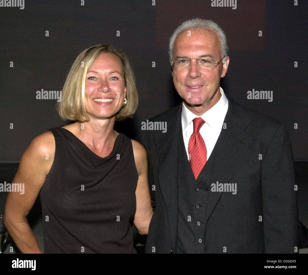 (Afp) - Les Jours heureux ne sont plus : le fichier photo datée du 9 septembre 2000 montre la légende du football allemand Franz Beckenbauer avec sa femme Sybille lors d'une fête à Cologne, Allemagne. Les 59 ans, a annoncé son intention de divorcer de sa femme, le magazine 'Bunte' signalé en septembre 2004. Il n'y a pas de date fixée encore à se marier Heidi Burmester, le 38 ans, mère de ses deux enfants Banque D'Images