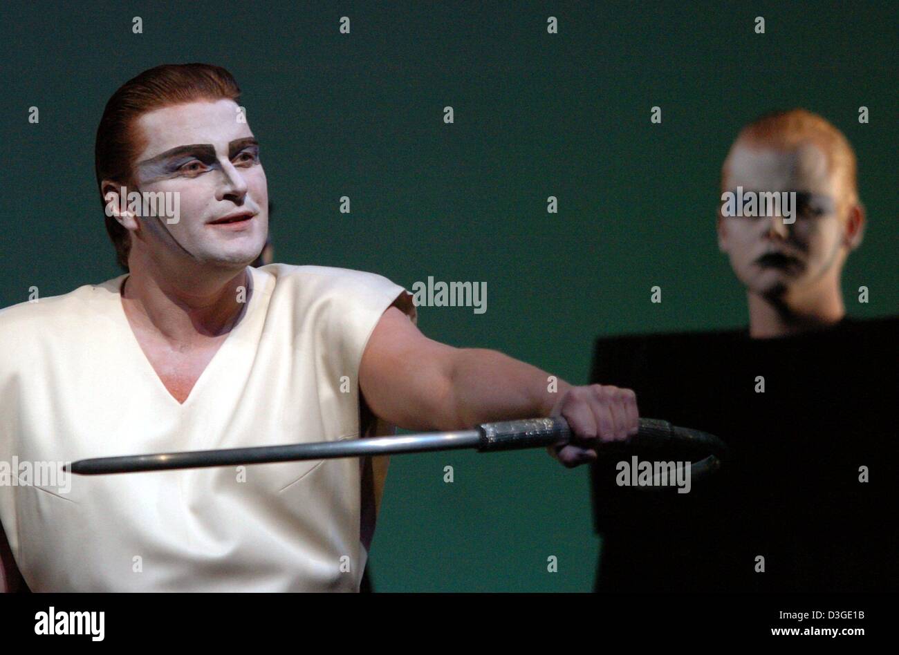 (Afp) - Klaus Florian Vogt joue le rôle titre lors d'une répétition générale de l'opéra de Richard Wagner 'Parsifal' à la Hamburgische Staatsoper de Hambourg, le 1 septembre 2004. Banque D'Images