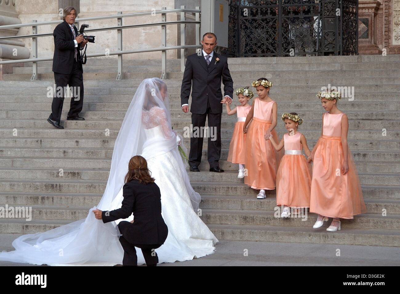 (Afp) - L'épouse, de l'altiste hongroise Andrea Meszaros, avec quatre filles mariée arrive à son mariage avec le fils de Sophia Loren, chef d'orchestre Carlo Ponti Jr., à la basilique de St Stephan à Budapest, Hongrie, le 18 septembre 2004. Banque D'Images