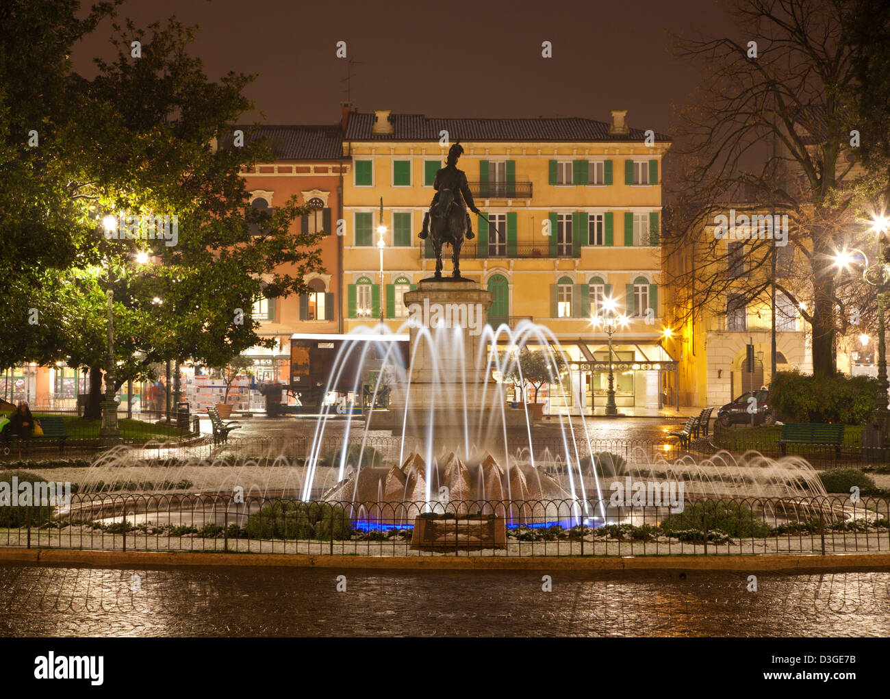 Vérone - Fontaine de la Piazza Bra dans la nuit Banque D'Images