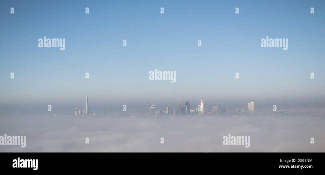 Londres, Royaume-Uni. 19 Février, 2013. Les grands bâtiments de London's horizon emblématique à travers le brouillard de zone de basse sur un matin de février. Crédit : Steve Bright / Alamy Live News Banque D'Images