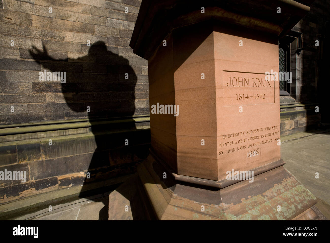 L'ombre de la statue de John Knox dans la cour de salle de l'Assemblée. L'Assemblée générale de l'Église d'Écosse Banque D'Images