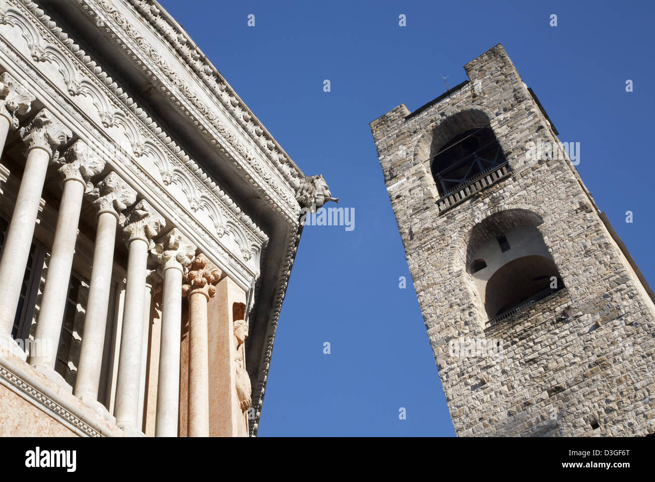 Bergame - Partie de baptistère construit en 1340 par Giovanni da Campione sur la Piazza del Duomo et Torre del Comune Banque D'Images