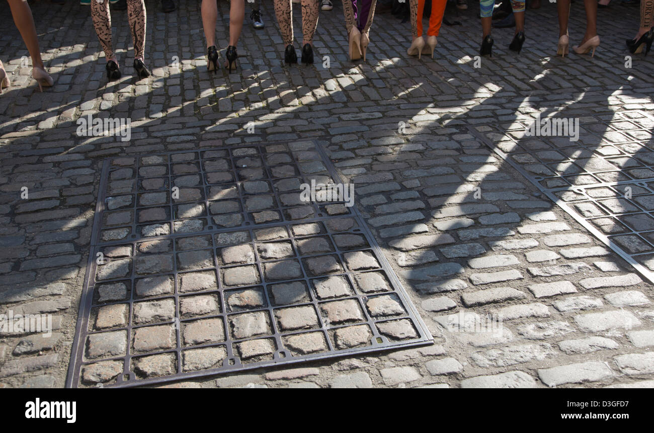 Londres, Royaume-Uni. 19 février 2013. Un flashmob avec 11 modèles portant des dessins et modèles industriels par Carlotta Actis Barone a fait aujourd'hui, mardi, qu'elles le semblaient à Somerset House lors de la London Fashion Week et plus tard marché jusqu'à la Franc-maçonnerie's Hall où le Scout Mode spectacles ont lieu. Photo : Alamy/CatwalkFashion Live News Banque D'Images