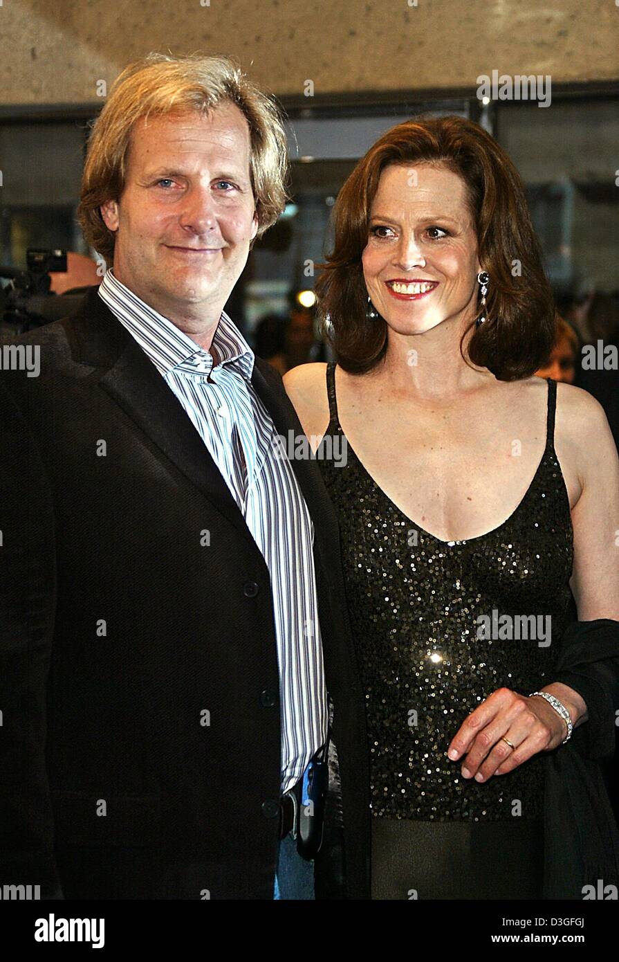 (Afp) - Les acteurs Jeff Daniels et Sigourney Weaver arrivent pour la première de leur nouveau film 'Imaginary Heroes' au Festival du Film de Toronto, Canada, le 14 septembre 2004. Banque D'Images