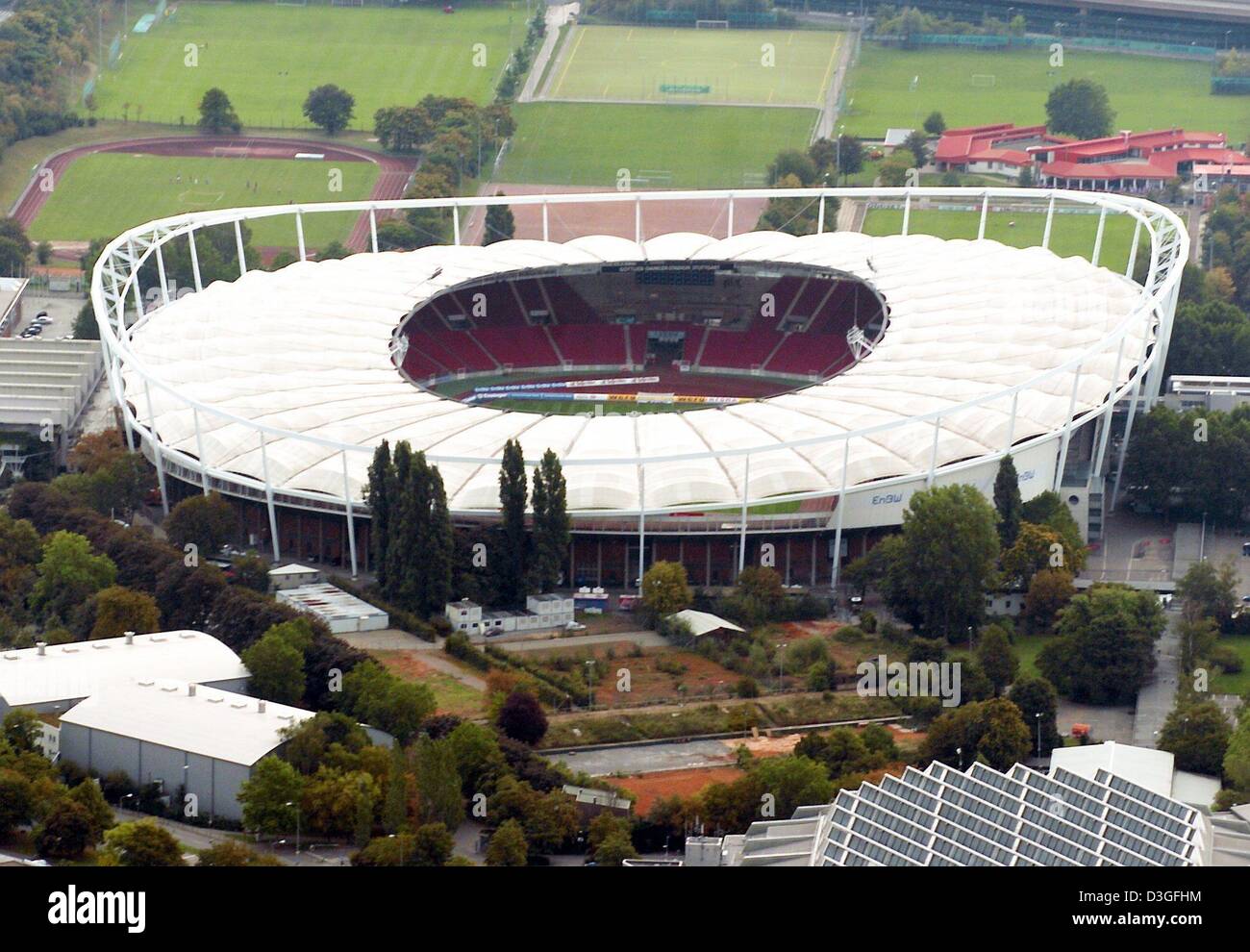 (Afp) - vue aérienne du stade Gottlieb-daimler à Stuttgart, Allemagne, 14 septembre 2004. L'ancien "Neckarstadion' fait partie des 55 hectares grand centre sportif Cannstatter Wasen. La caractéristique la plus remarquable du stade rénové est le câble d'acier conception de la membrane toit qui couvre tous les sièges dans le stade. Le stade est utilisé pour les jeux de football, sportif se réunit et othe Banque D'Images