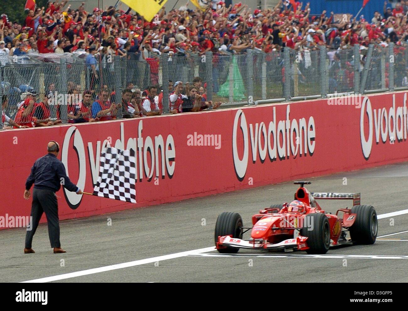(Dpa) - Ferrari pilote de Formule 1 Rubens Barrichello du Brésil remporte le Grand Prix d'Italie à Monza, Italie, le 12 septembre 2004. Barrichello a coéquipier Michael Schumacher de l'Allemagne est arrivé en deuxième position à donner à Ferrari son 9e doublé de la saison de course. Banque D'Images