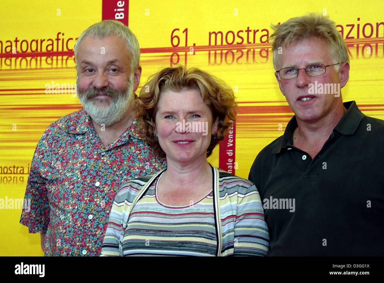 (Afp) - Directeur Britannique Mike Leigh (L) et acteurs Imelda Staunton (C) et Phil Davis présentent leur nouveau film "Vera Drake" au Festival du Film de Venise, Italie, 6 septembre 2004. Banque D'Images