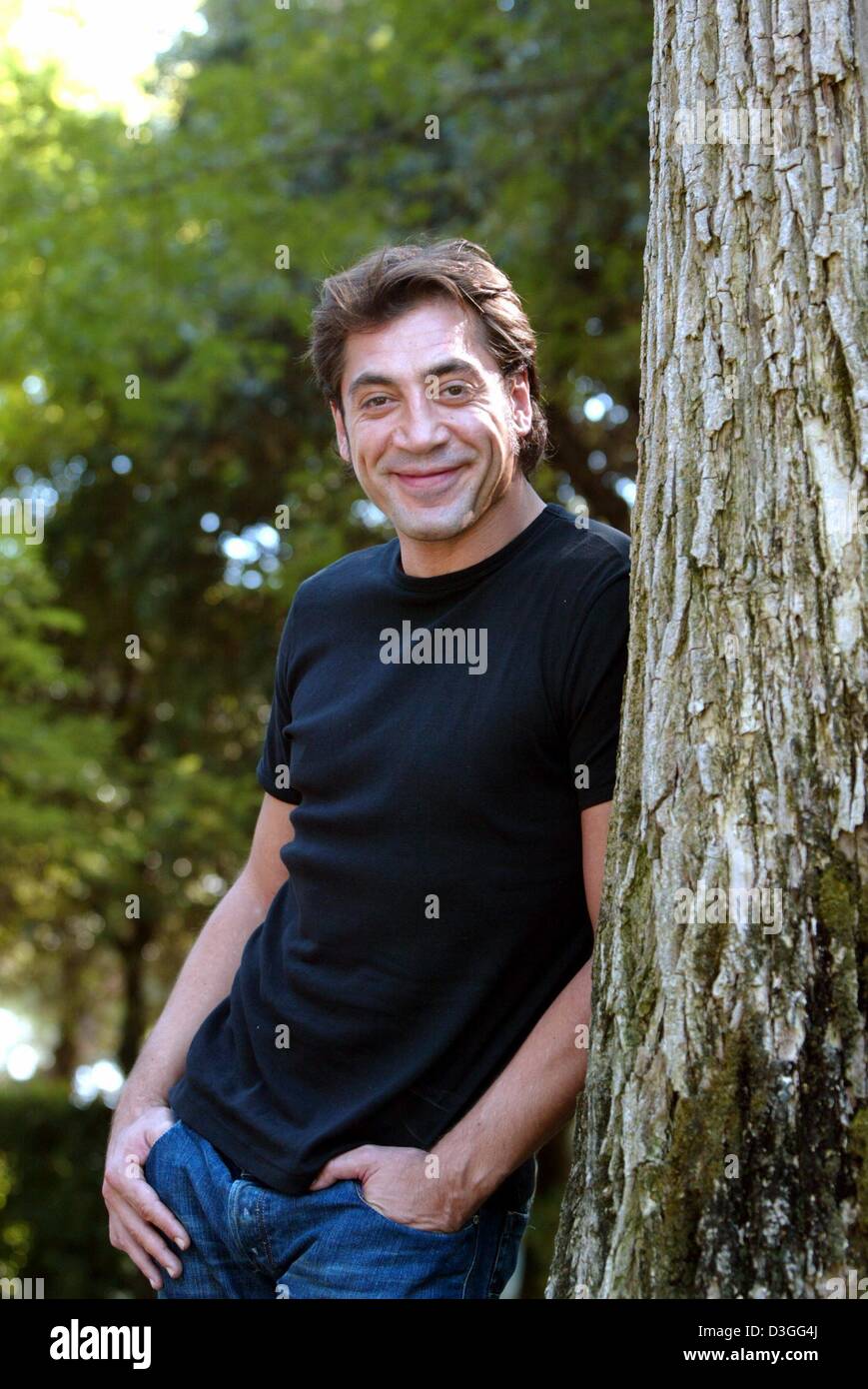 (Afp) - L'acteur espagnol Javier Bardem sourit lors d'une conférence de presse pour son film 'Mar Adentro' qui s'exécute en compétition au 61e Festival du Film de Venise, Italie, 5 septembre 2004. Banque D'Images