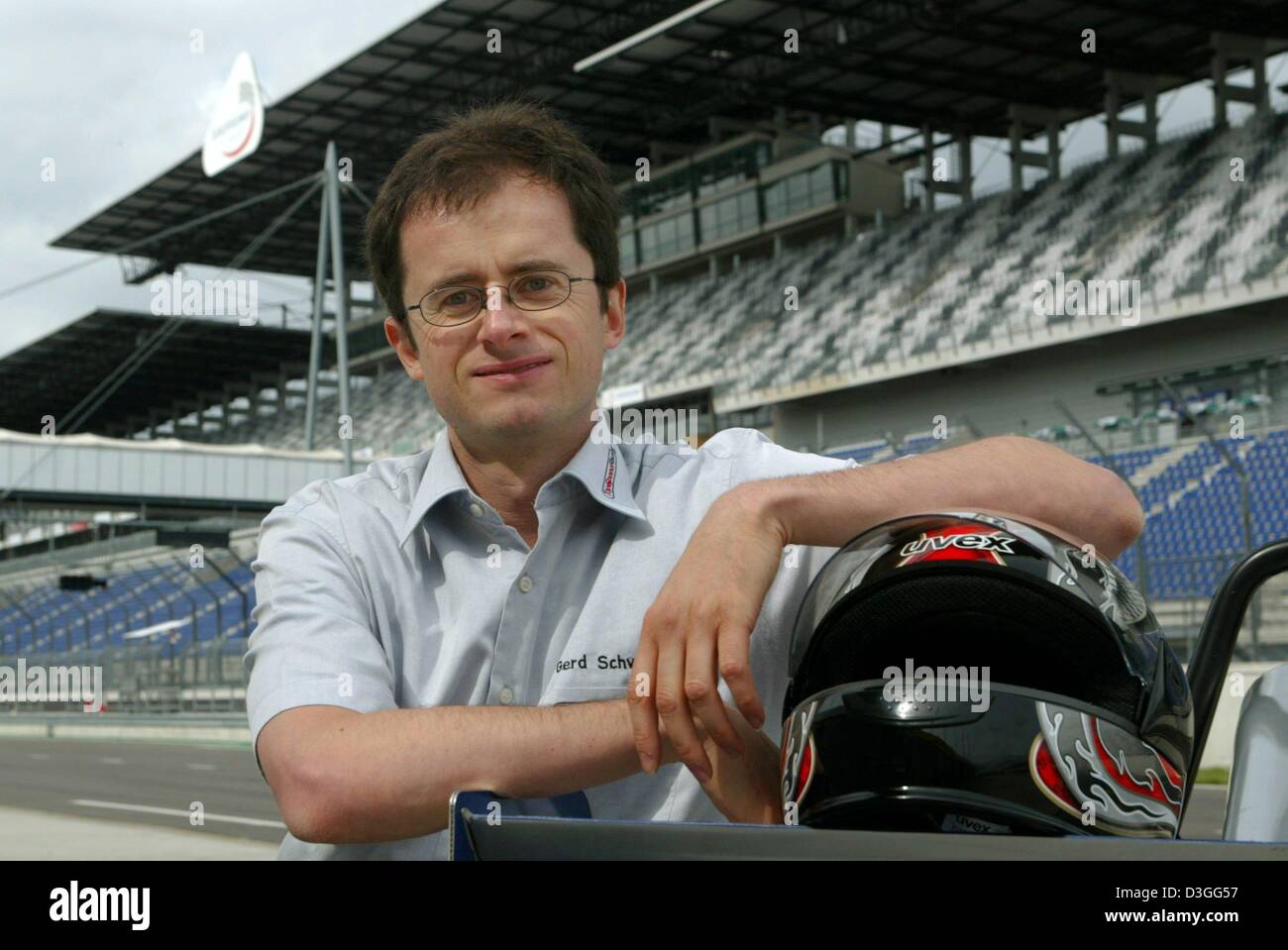 (Dpa) - Entrepreneur Gerd Schwenk qui exploite le TopSpeedRacing driving school, pose sur l'EuroSpeedway Lausitz, près de Klettwitz, l'Est de l'Allemagne, le 27 août 2004. L'auto-école a été fondée par Schwenk, qui, avec un ami a investi 700.000 euros pour acheter un lot de 10 Formule d'occasion voitures de course. TopSpeedRacing est la troisième formule école de conduite de course en Allemagne, choeur Banque D'Images