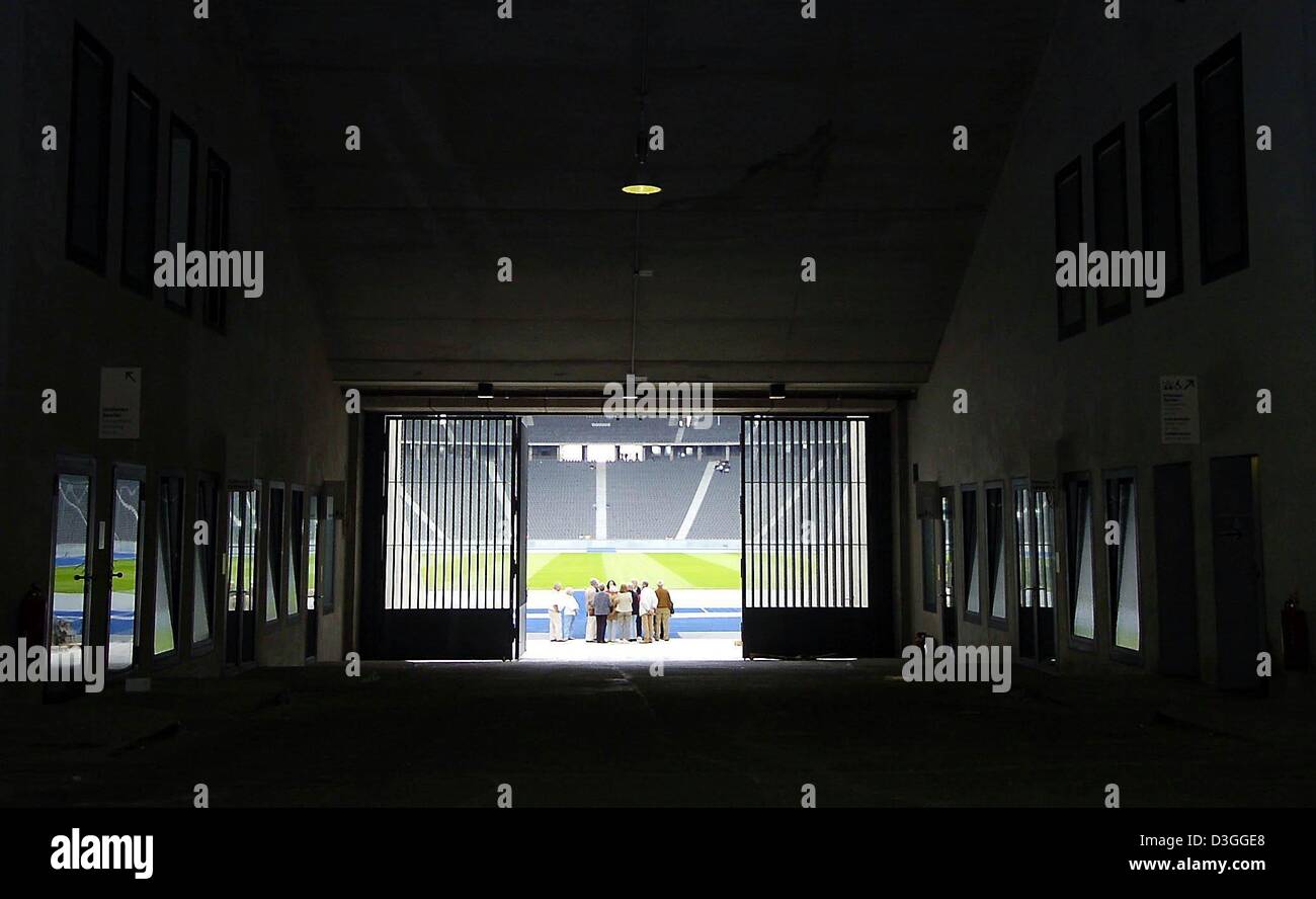 (Afp) - Vue d'un groupe de visiteurs dans le cadre de la 'Mmarathon gate" au Stade Olympique de Berlin, Allemagne, 27 août 2004. Le stade, qui a été construit à l'origine pour le fameux Jeux Olympiques de 1936 qui ont été utilisés comme un show de propagande par le régime nazi, a été rénové au coût de 240 millions d'euros. Le stade, qui offre maintenant des sièges pour 76 000 spectateurs couverte, sera le site o Banque D'Images