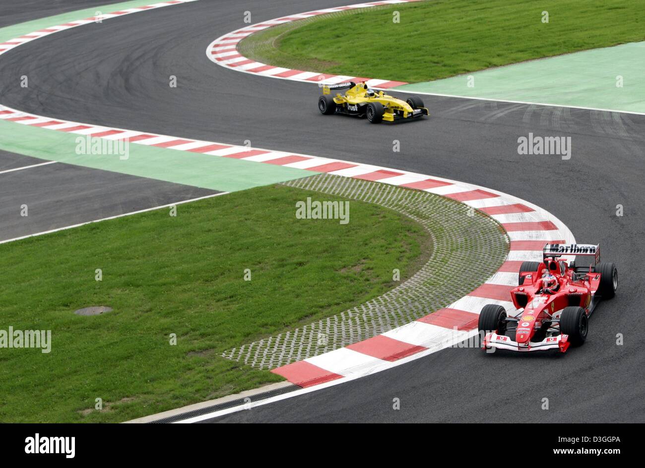 (Afp) - pilote de Formule 1 brésilien Rubens Barrichello (Ferrari) est suivie par la Jordanie Ford's Nick Heidfeld comme ils course autour de la nouvelle courbe d'arrêt de bus au cours d'une formation sur la piste de course de Formule 1 à Spa-Francorchamps, en Belgique, le vendredi, 27 août 2004. Le Grand Prix de Belgique à Spa aura lieu le dimanche 29 août 2004. Banque D'Images