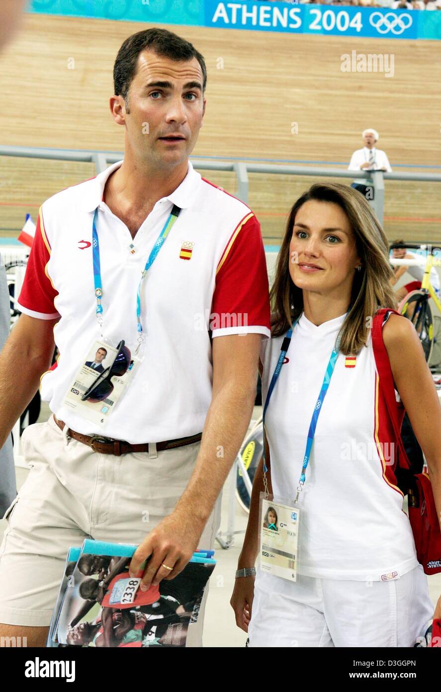 (Afp) - L'Espagnol Prince Felipe et son épouse Letizia Ortiz visitez l'équipe cycliste espagnole à l'OAKA Velodrom olympique durant les Jeux Olympiques de 2004 à Athènes à Athènes, Grèce, le 25 août 2004. Banque D'Images