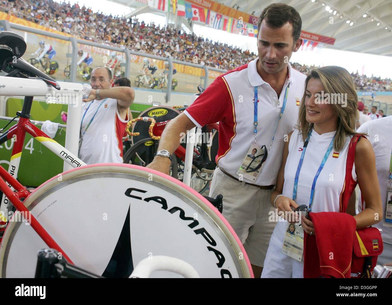 (Afp) - L'Espagnol Prince Felipe et son épouse Letizia Ortiz inspecter un vélo durant leur visite de l'équipe cycliste espagnole à l'OAKA Velodrom olympique durant les Jeux Olympiques de 2004 à Athènes à Athènes, Grèce, le 25 août 2004. Banque D'Images