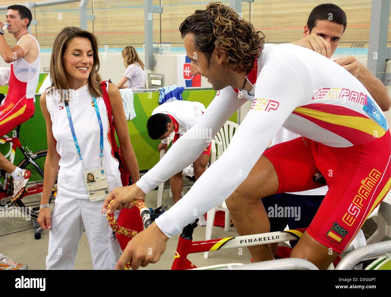 (Afp) - Letizia Ortiz, épouse du Prince Felipe espagnol, parle à l'espagnol Miquel Alzamora cycliste durant sa visite de son mari et de l'équipe cycliste espagnole à l'OAKA Velodrom olympique durant les Jeux Olympiques de 2004 à Athènes à Athènes, Grèce, le 25 août 2004. Banque D'Images