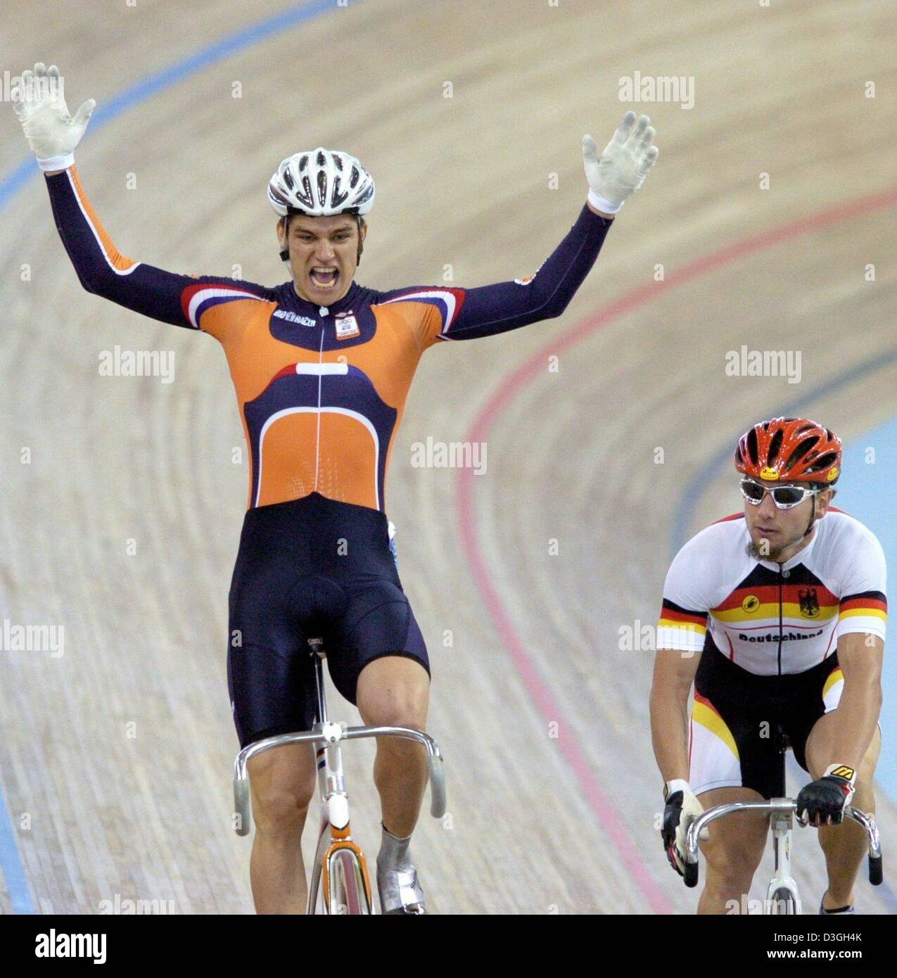 (Dpa) - Theo Bos (L) des Pays-Bas célèbre après avoir battu René Wolff (R) de l'Allemagne après sa demi-finale aux Jeux Olympiques d'athlétisme masculin Sprint Cyclisme à Athènes, Grèce Le 24 août 2004. Banque D'Images