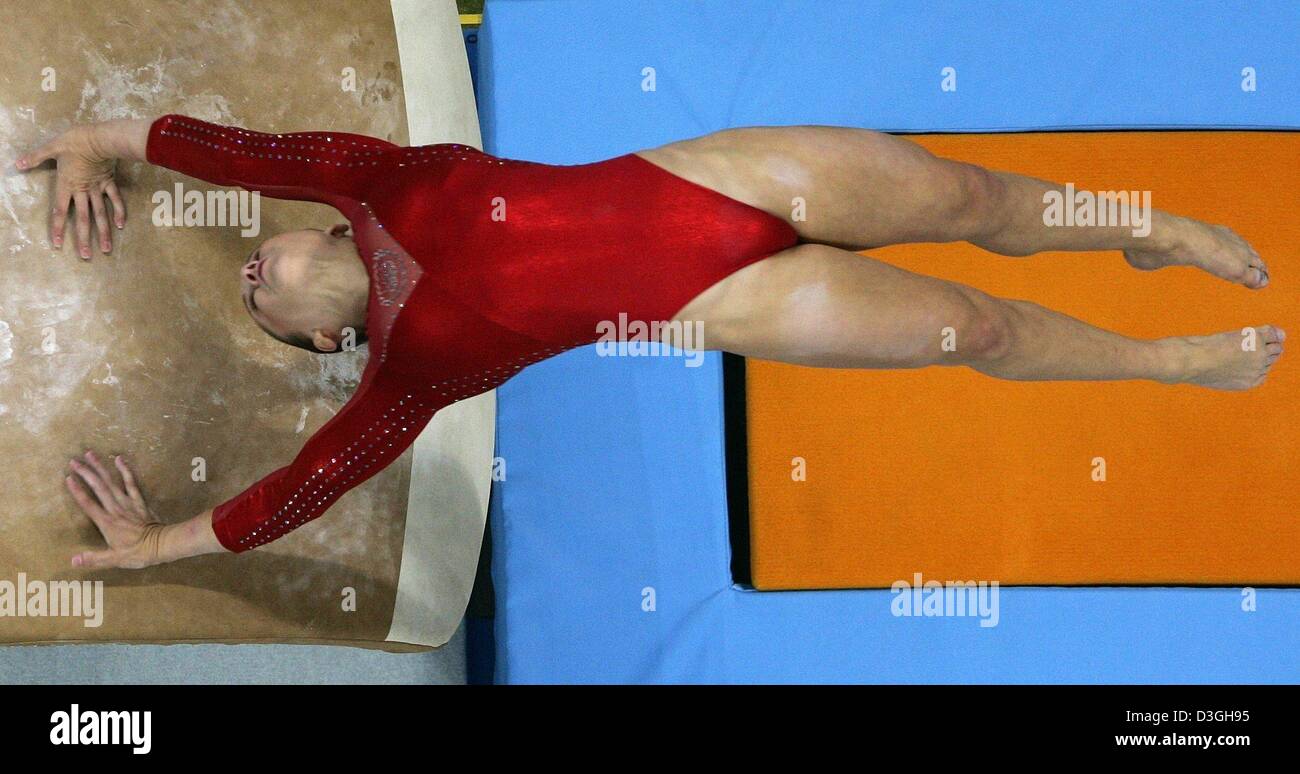 (Afp) - Le gymnaste américain Carly Patterson effectue sur la voûte au cours de l'individu tout autour de la gymnastique en finale des Jeux Olympiques 2004 à la salle omnisports d'Elliniko à Athènes, Grèce, le 19 août 2004. Patterson a remporté l'or. Banque D'Images