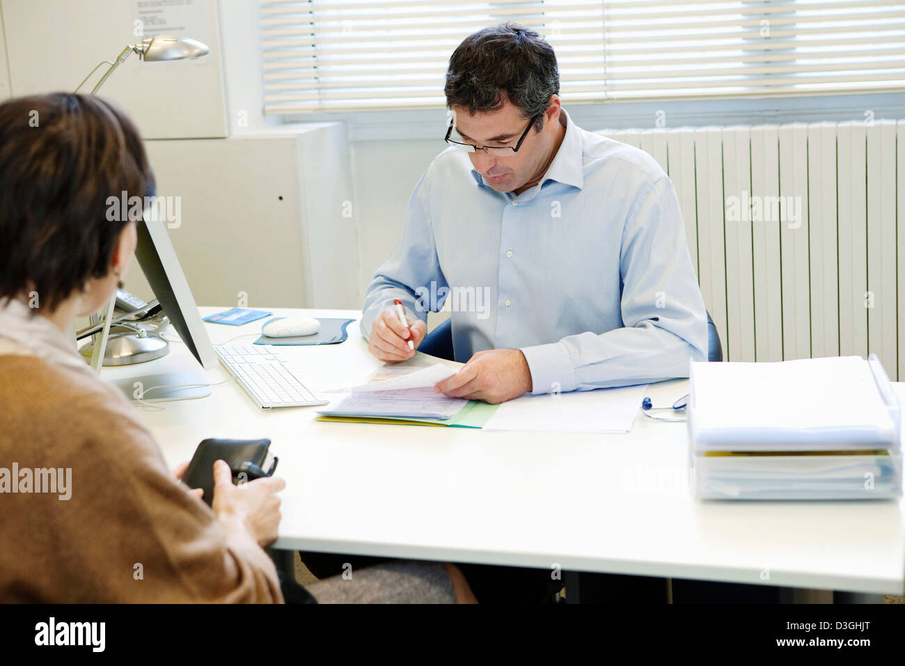 Femme en consultation, le dialogue Banque D'Images