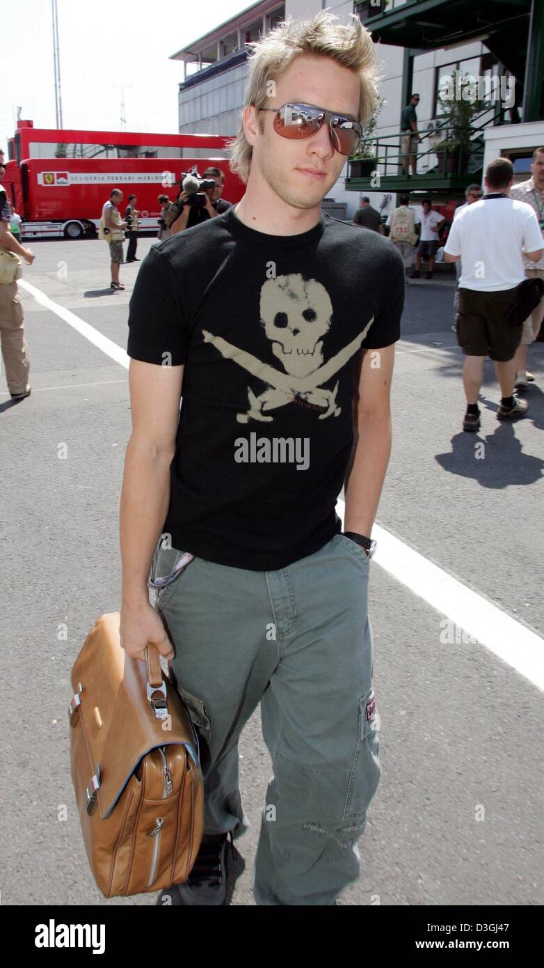 (Afp) - L'Allemand Nick Heidfeld pilote de Formule 1 Jordan (Ford) promenades à travers le paddock de course sur le Hungaroring à Budapest, Hongrie, 12 août 2004. La formule un Grand Prix de Hongrie sera en cours le dimanche 14 août. Banque D'Images