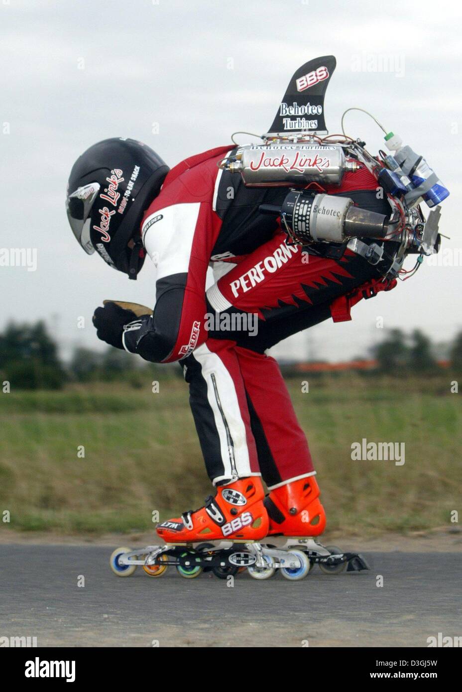 Afp) - L'Allemand Dirk Auer patineur extrême atteint une vitesse  inimaginable avec son jet powered du roller sur une rue fermée, en chiffres  bruts, l'Allemagne, Gerau 10 août 2004. En raison de