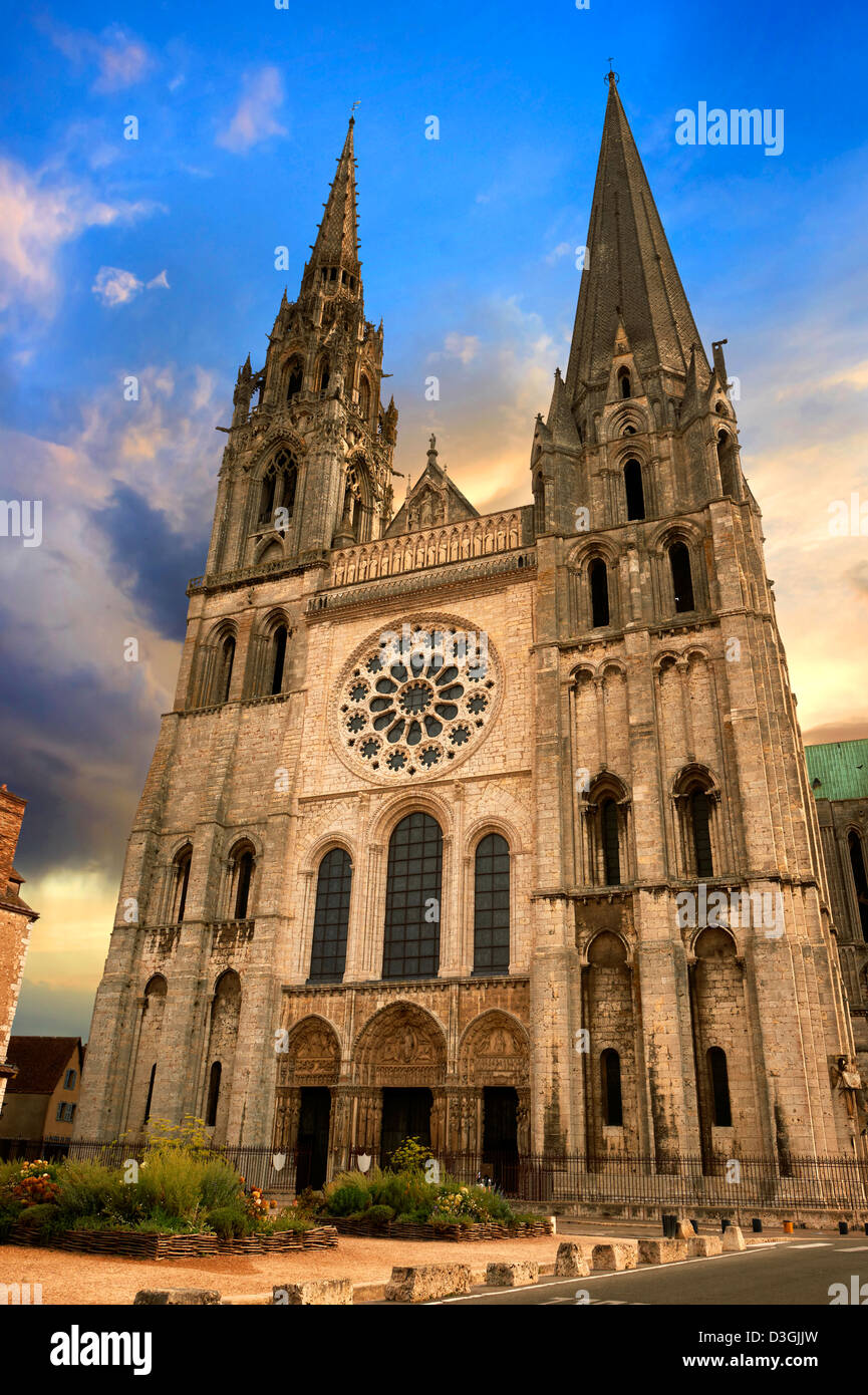 Façade ouest avec le Portail Royal de la cathédrale gothique de Notre Dame, Chartres, France. . Site du patrimoine mondial de l'UNESCO. Banque D'Images