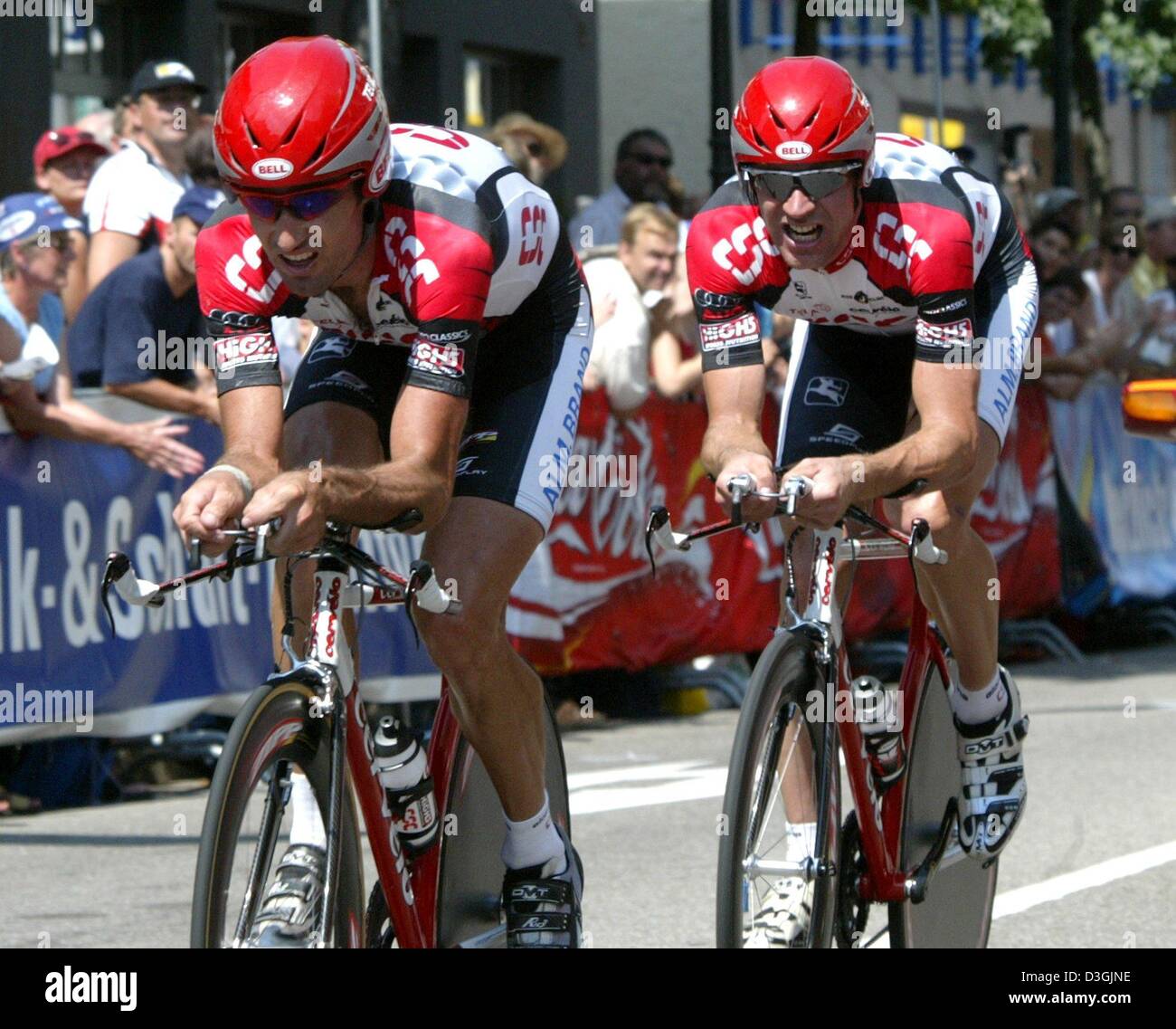 (Afp) - L'US-cyclisme allemand Jens Voigt duo (R) et Bobby Julich de Team CSC ride next mutuellement pendant l'remportant le Défi de Buehl LuK, Allemagne, 31 juillet 2004. Julich et Voigt a remporté la course qui a couvert une distance de 82,2 km avec un temps de 1:36:51,20 minutes. Banque D'Images