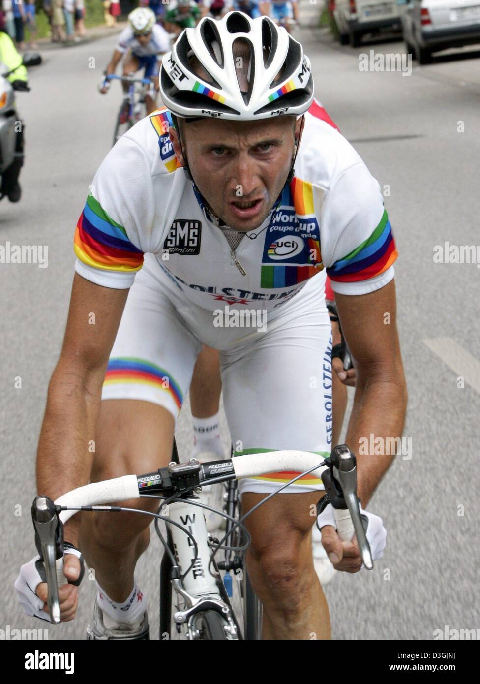 (Afp) - L'Italien Davide Rebellin de Pro Cycling Team Gerolsteiner roule sur son vélo pendant la coupe du monde cycliste HEW Cyclassics à Hambourg, en Allemagne, le dimanche, 01 août 2004. Rebellin a terminé sixième et a réussi à accroître son chef de la coupe du monde. Le 250km-long stade de Hambourg a été la sixième sur un total de 10 étapes. Banque D'Images