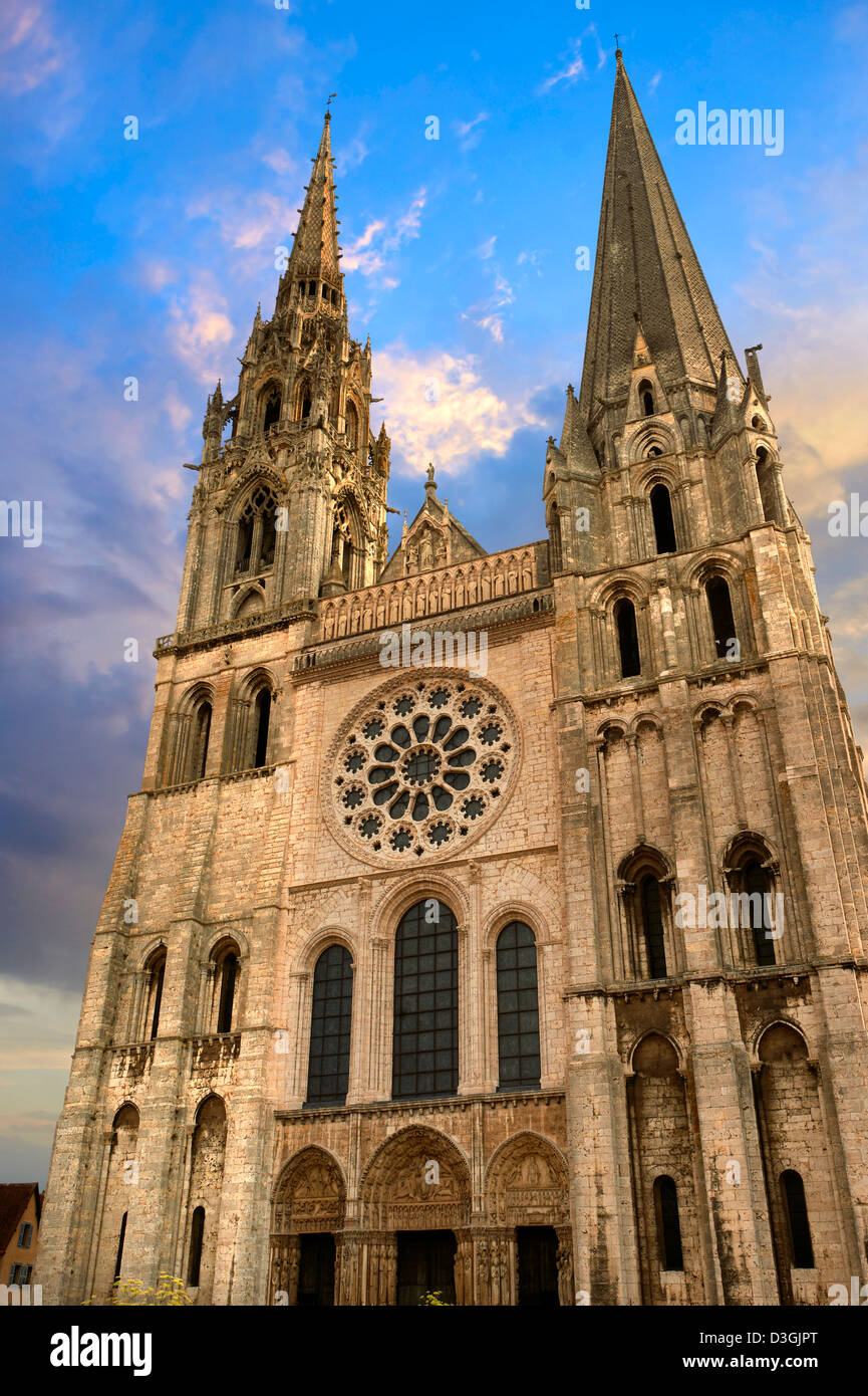 Façade ouest avec le Portail Royal de la cathédrale gothique de Notre Dame, Chartres, France. . Site du patrimoine mondial de l'UNESCO. Banque D'Images