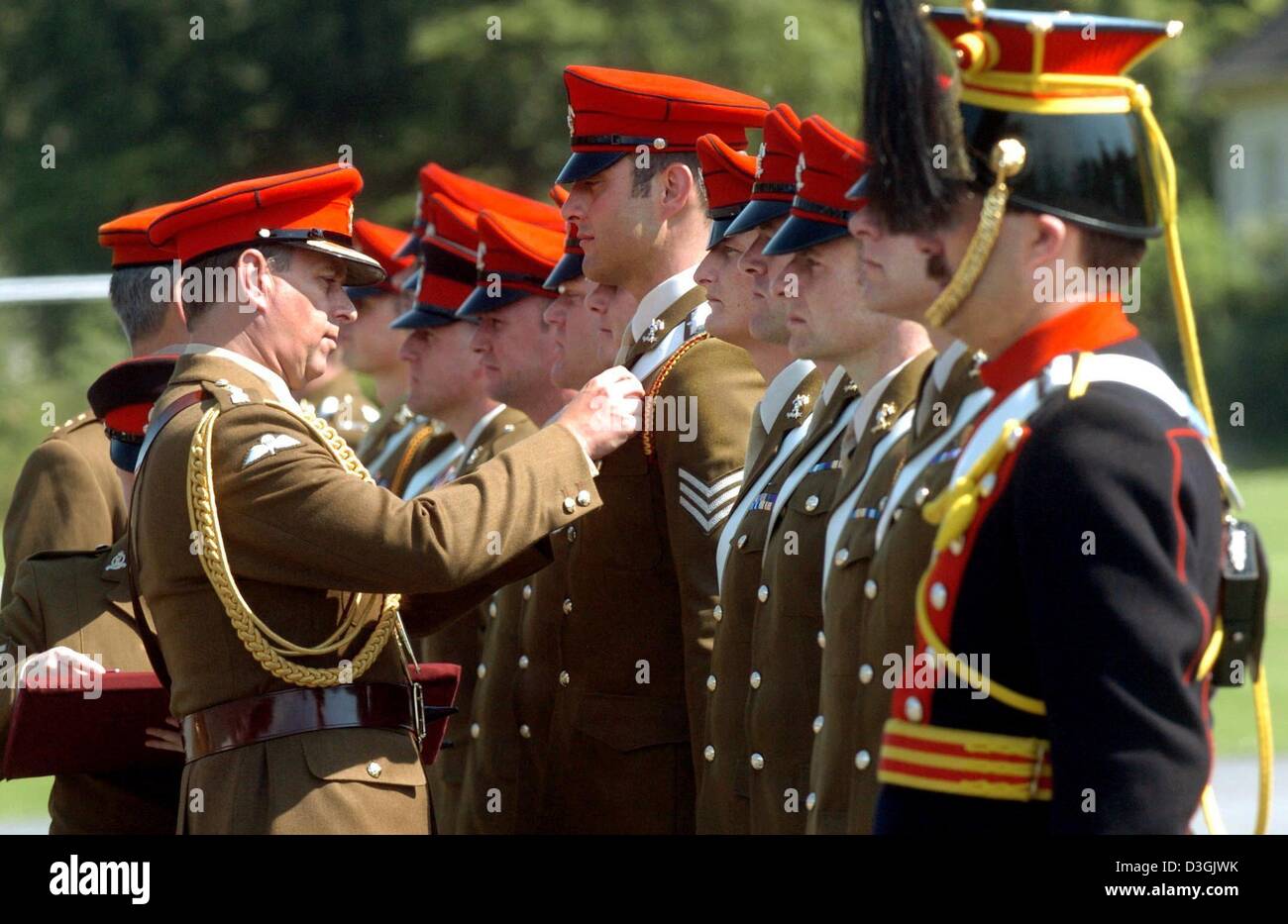 (Afp) - British Prince Andrew Duke of York (L), rend hommage à un soldat de troupes britanniques de la 9e et 12e Bataillon Royal Lancers à Bergen-Hohne, Allemagne, 30 juillet 2004. Le prince Andrew a été nommé colonel honoraire du bataillon en juillet 2003 après le décès de la reine mère Elizabeth. Le duc de York est le colonel honoraire de plusieurs régiments, toutefois, une seule que je Banque D'Images